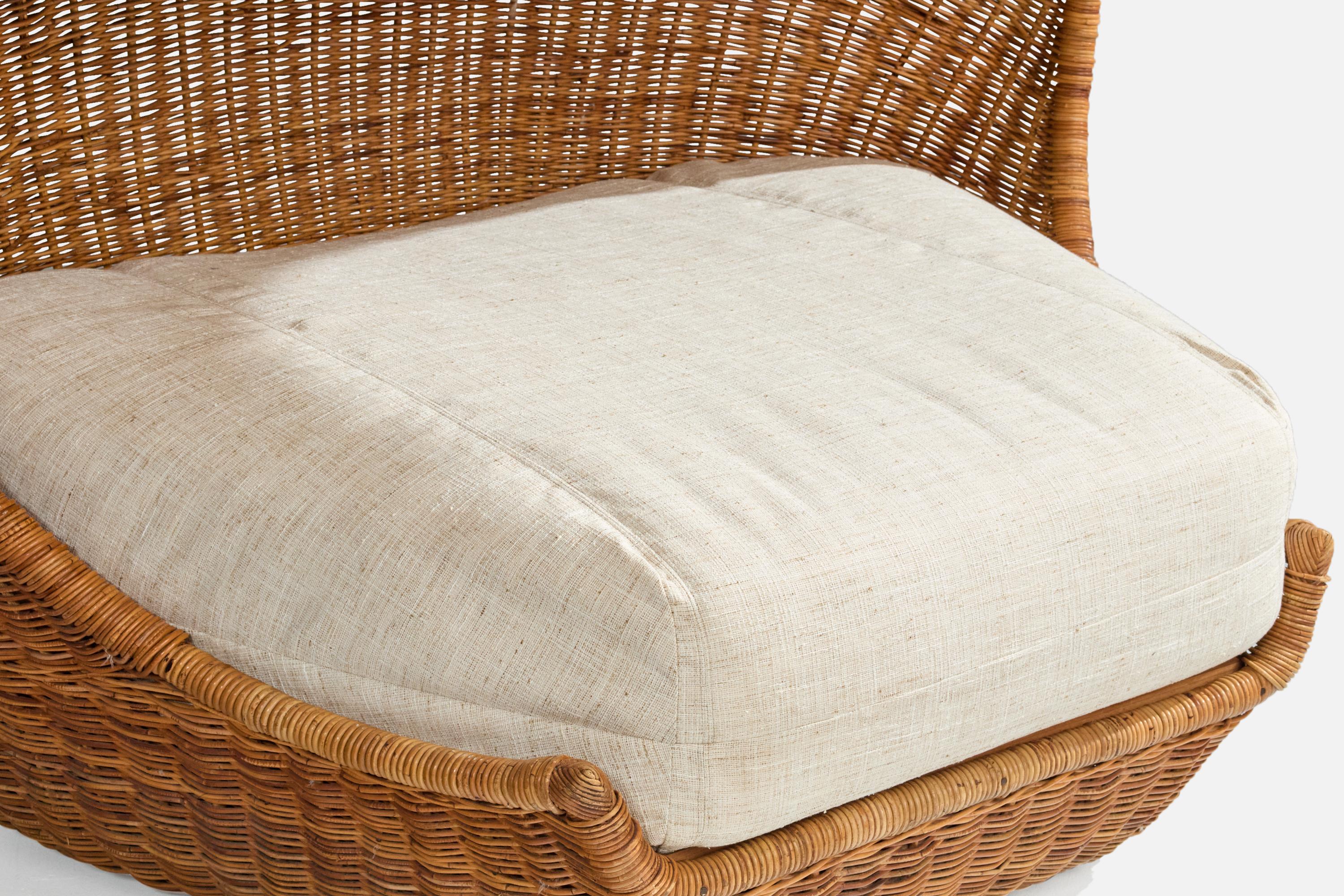 Designer italiano, sedia da salotto di grandi dimensioni, rattan, tessuto, Italia, anni '70 in vendita 2