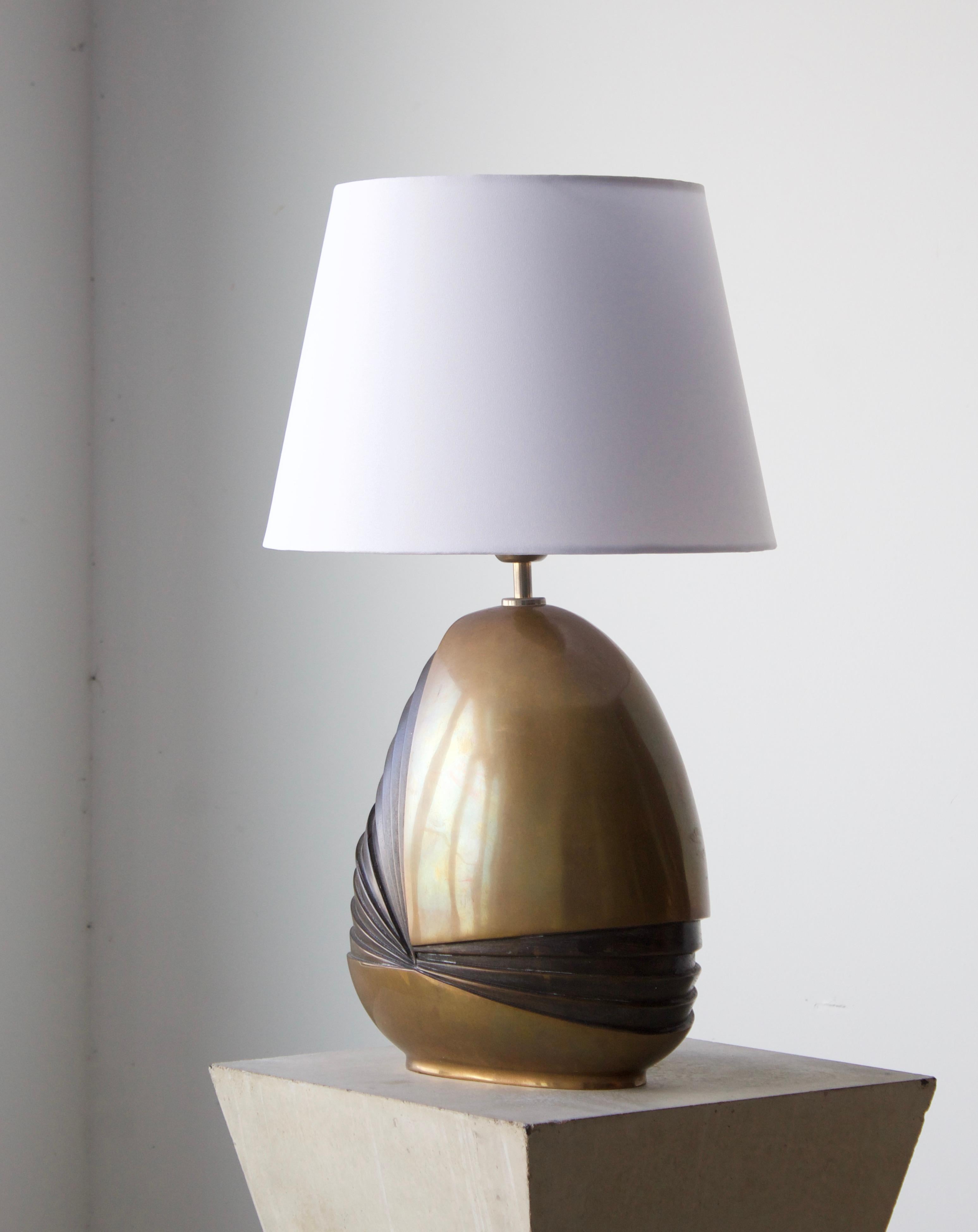 A sizable sculptural table lamp, designed and produced in Italy, 1970s. In brass. Features polished brass and sculptural details in contrasting patinated brass.

Stated dimensions exclude lampshade, height includes socket. Sold without