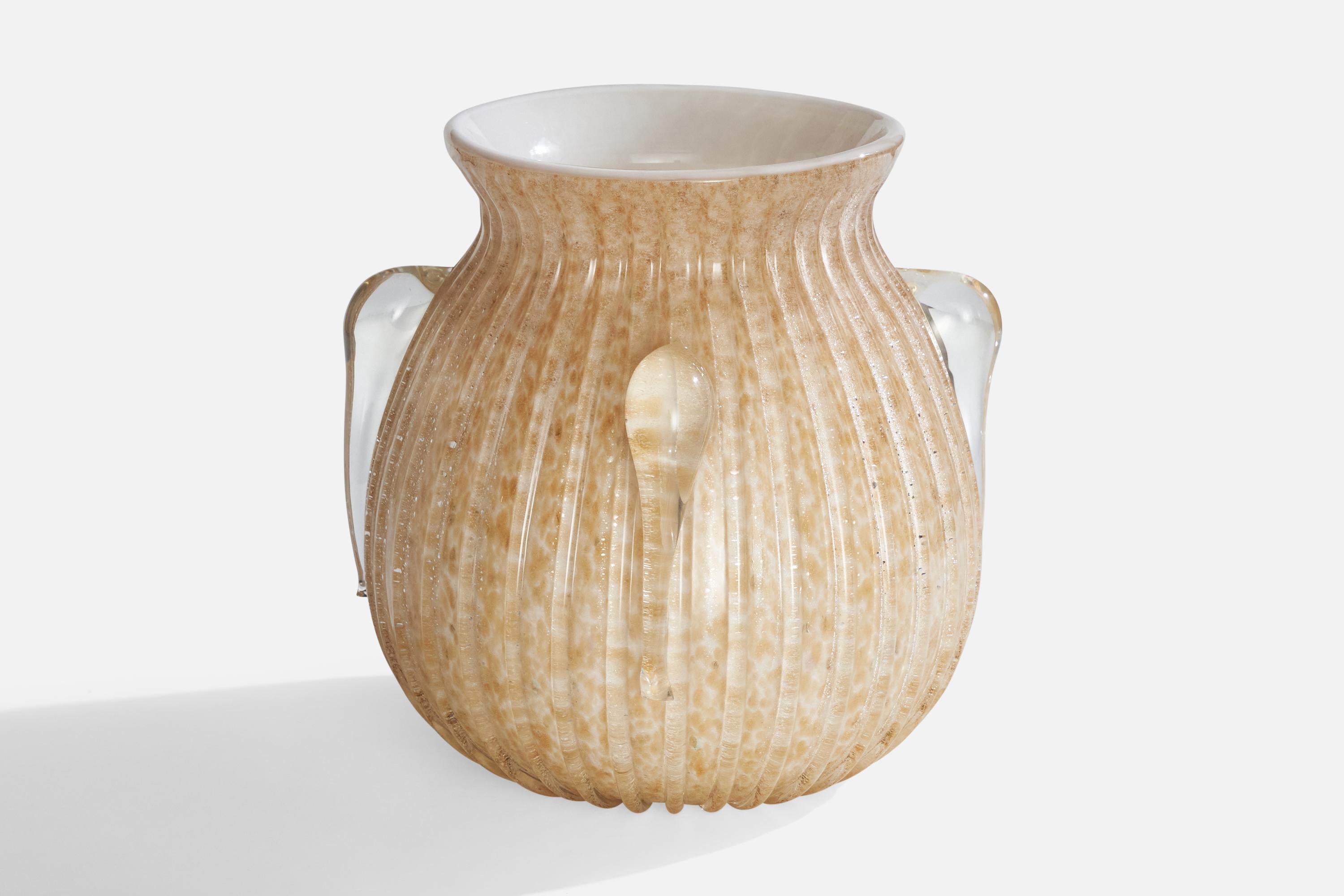 Un grande vaso in vetro di Murano progettato e prodotto in Italia, negli anni '70 circa.

Dimensioni: 12,125