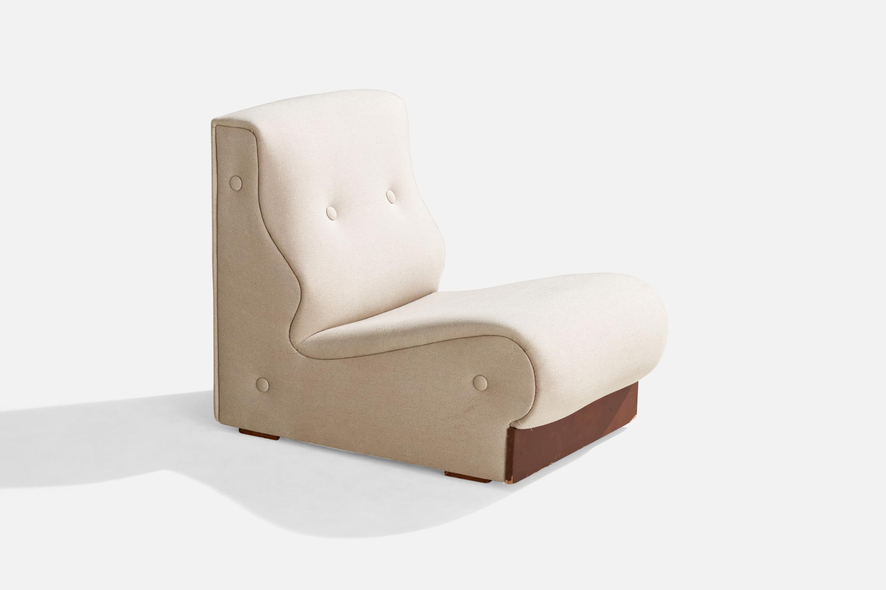 Loungesessel aus Holz und weißem Stoff, entworfen und hergestellt in Italien, ca. 1960er Jahre.

Neu gepolstert, ursprünglich mit Holzfurnier an den Seiten ausgeführt.

Abmessungen: 28,5