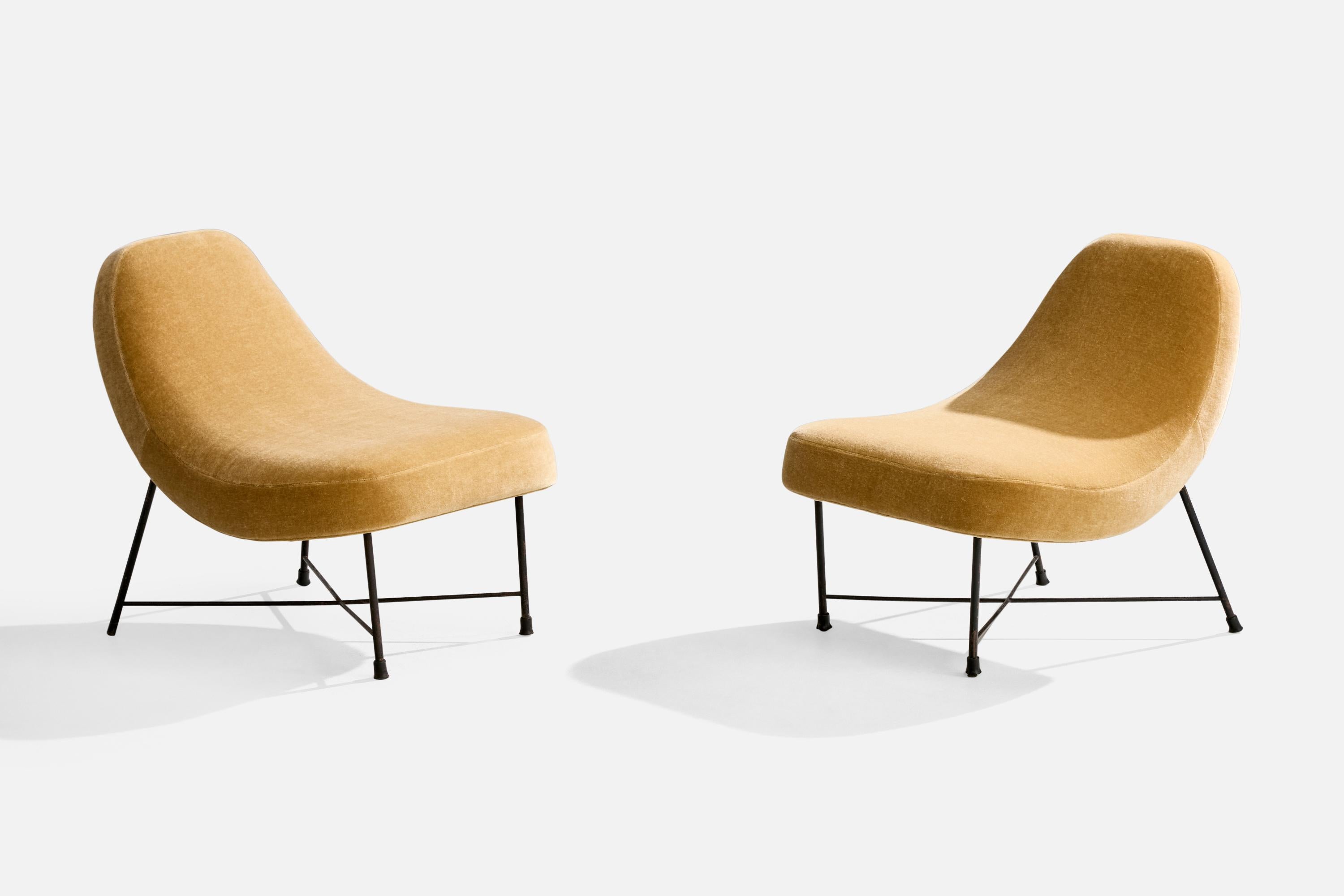 Coppia di sedie lounge a pantofola in velluto beige e ferro laccato nero progettate e prodotte in Italia, anni '60 circa.

Dimensioni complessive (pollici): 24.5 