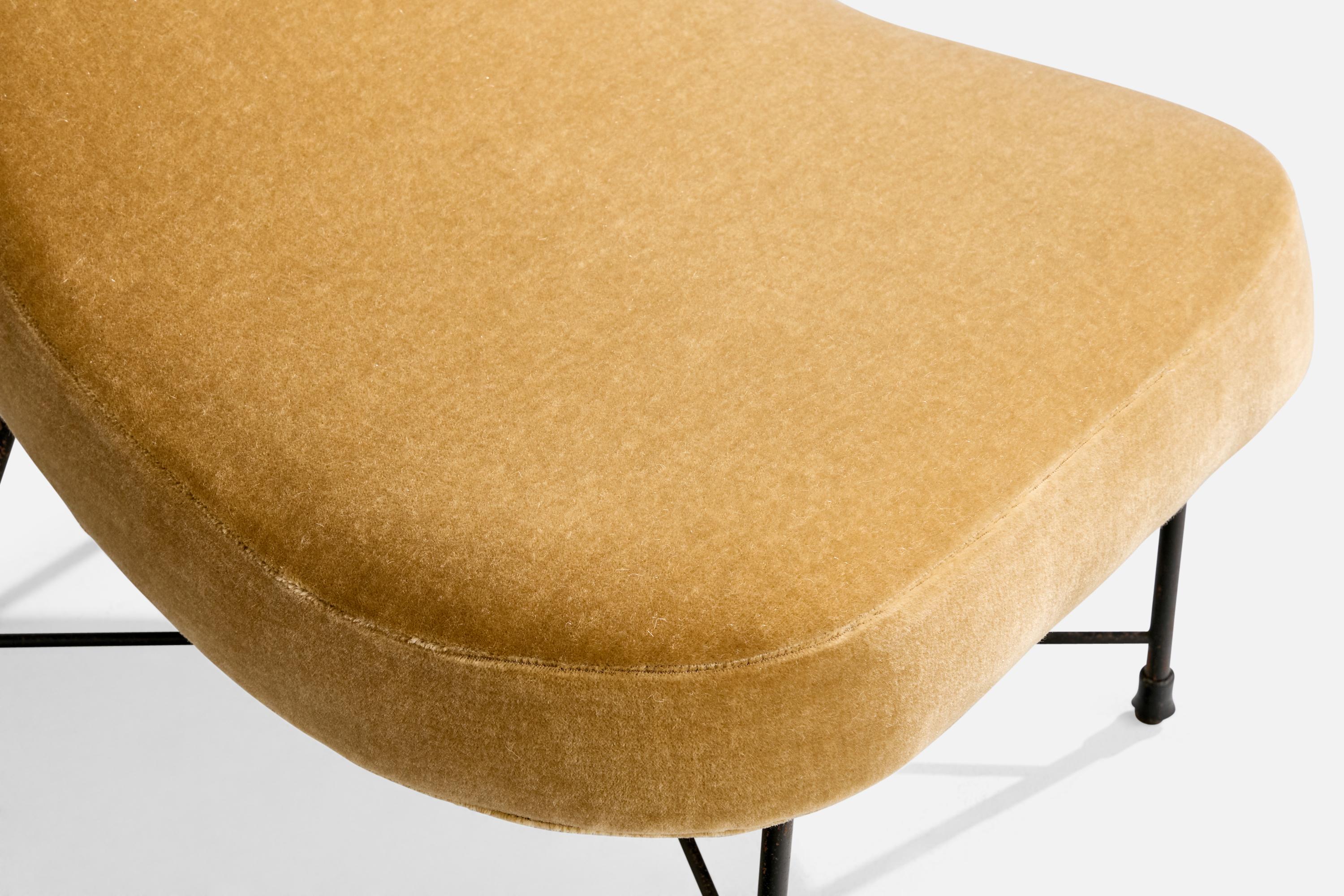 Metà XX secolo Designer italiano, sedie a pantofola, ferro, velluto, Italia, anni '60 in vendita