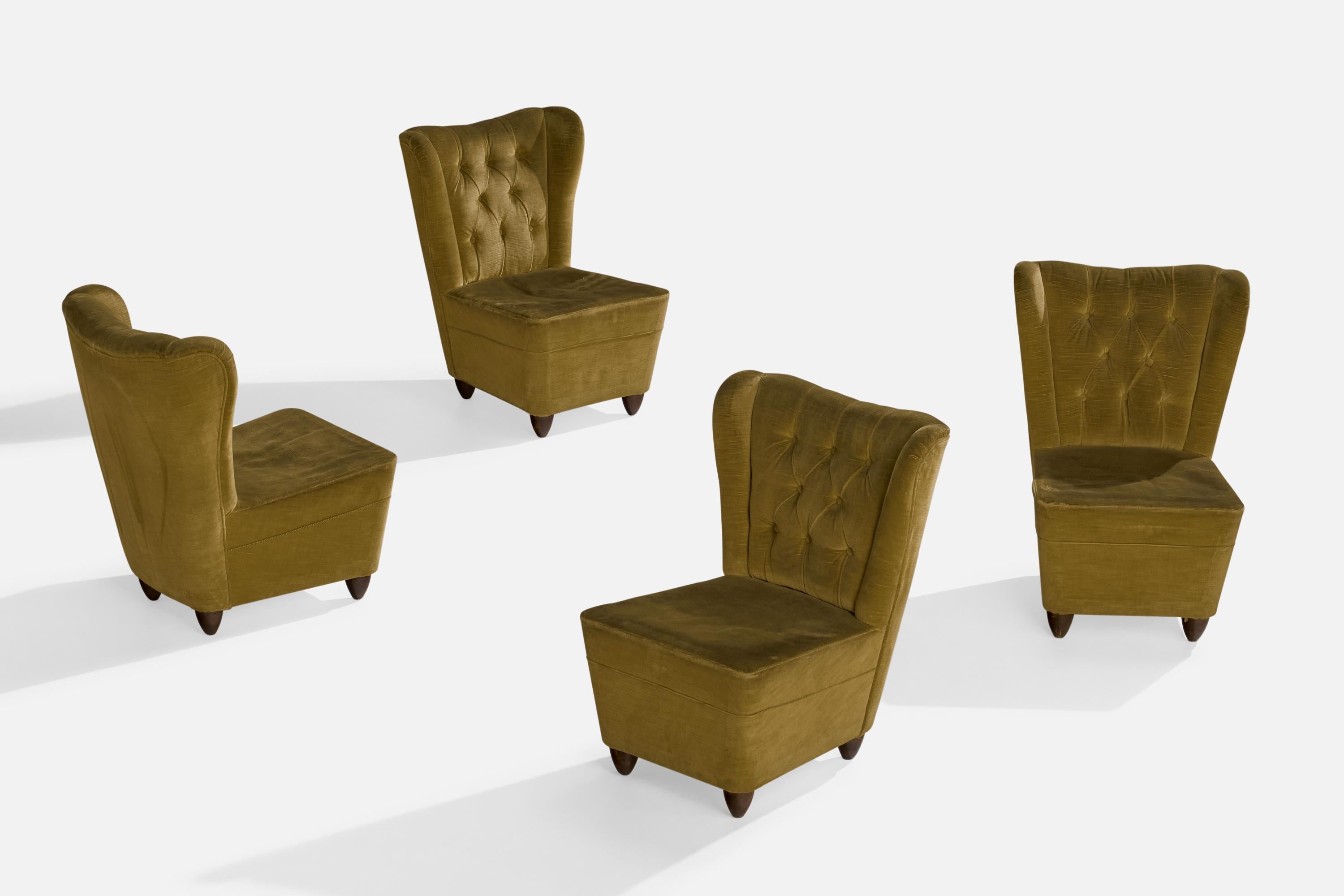 Ein Satz von 4 Sesseln aus grünem Samt und dunkel gebeiztem Holz, entworfen und hergestellt in Italien, 1940er Jahre.

Sitzhöhe 13,5