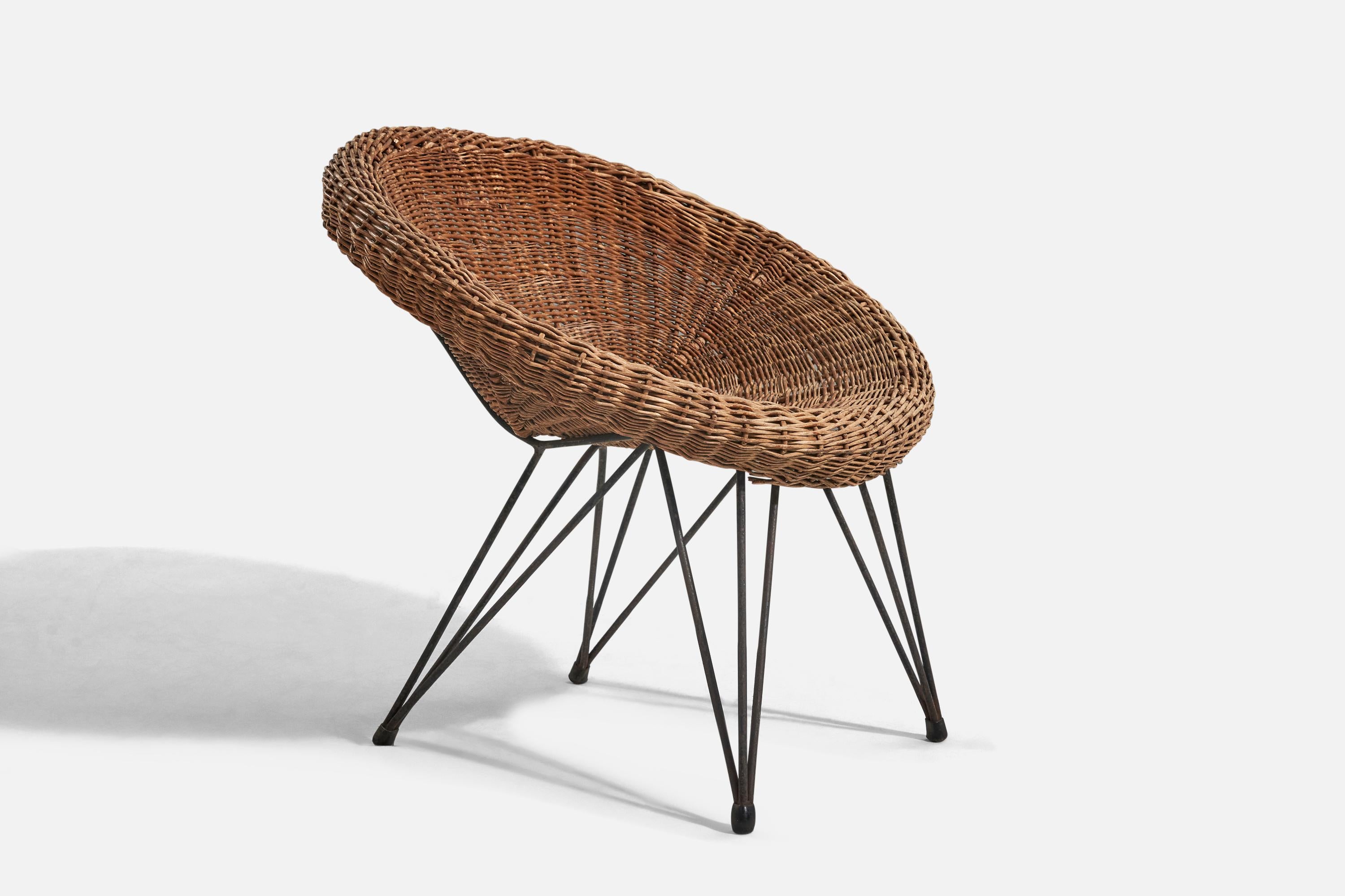 Ein Stuhl aus Korbgeflecht und Metall, entworfen und hergestellt in Italien, 1950er Jahre.