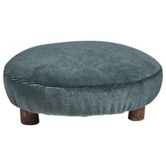 Italienischer Designer, kleiner Ottomane, Mohair, Holz, Italien, 1930er Jahre
