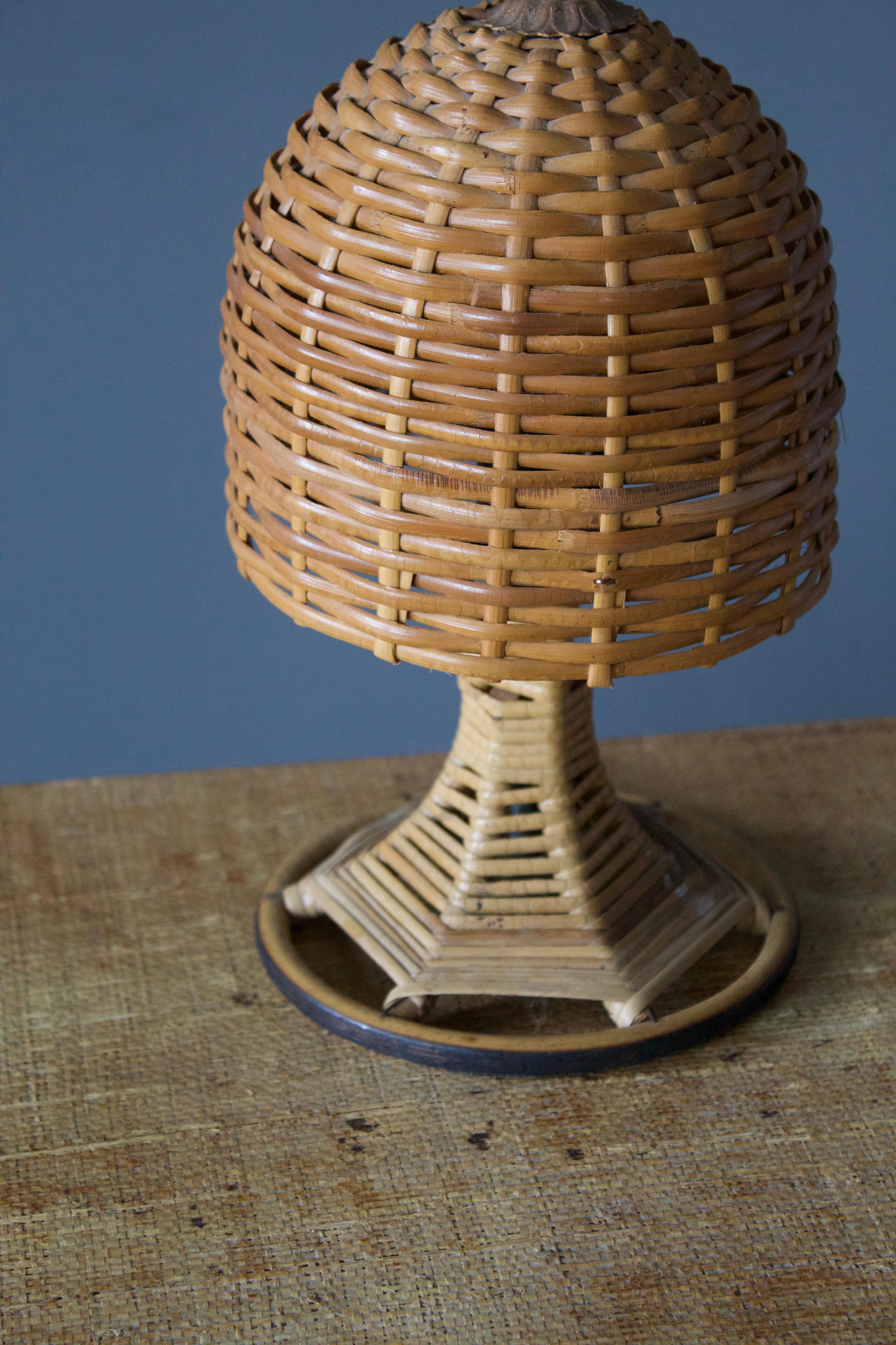 Italian Designer, Small Table Lamp, Rattan, Brass, Italy, 1970s In Good Condition In High Point, NC