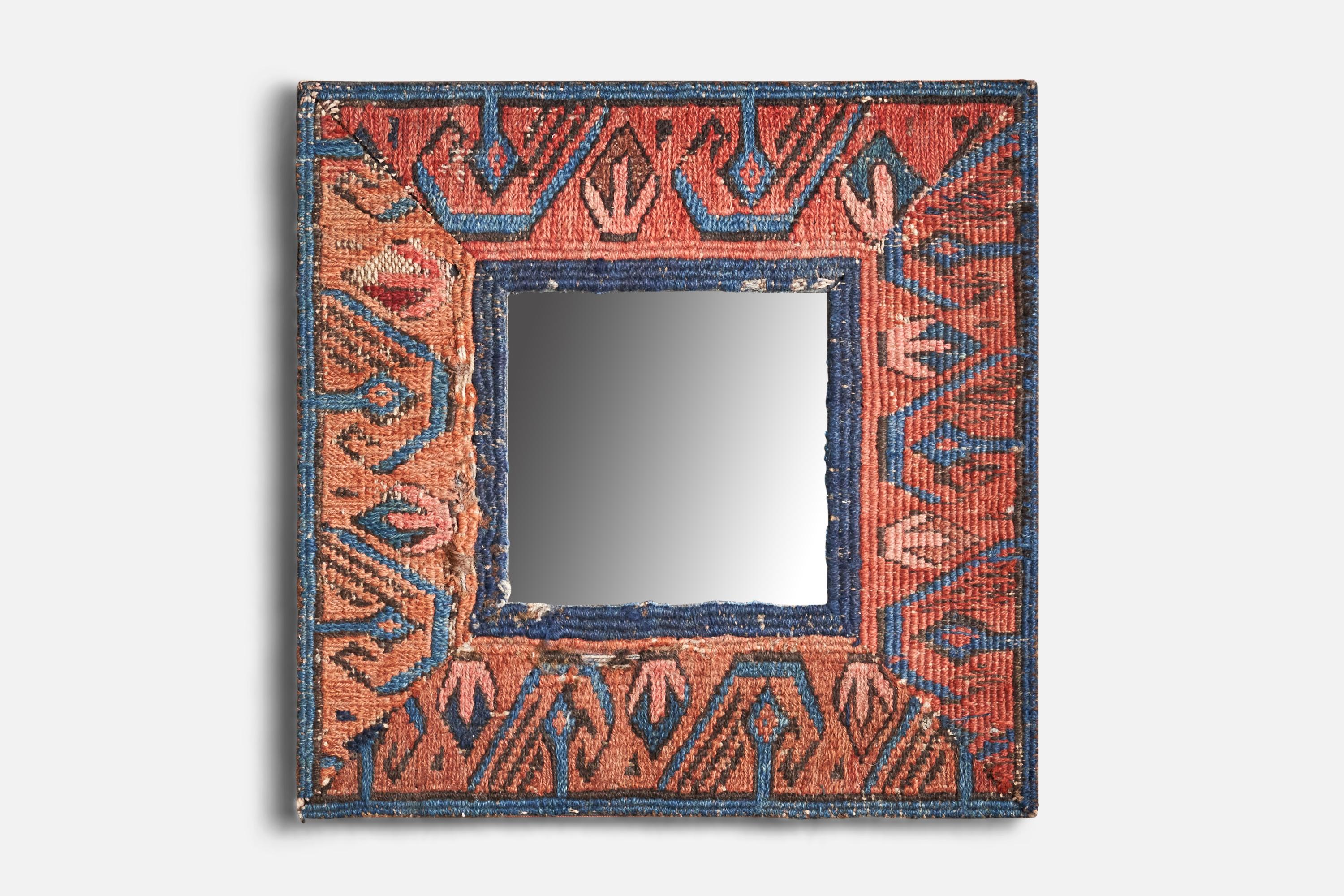 Ein kleiner gewebter Teppich-Wandspiegel, entworfen und hergestellt in Italien, 1930er Jahre.
