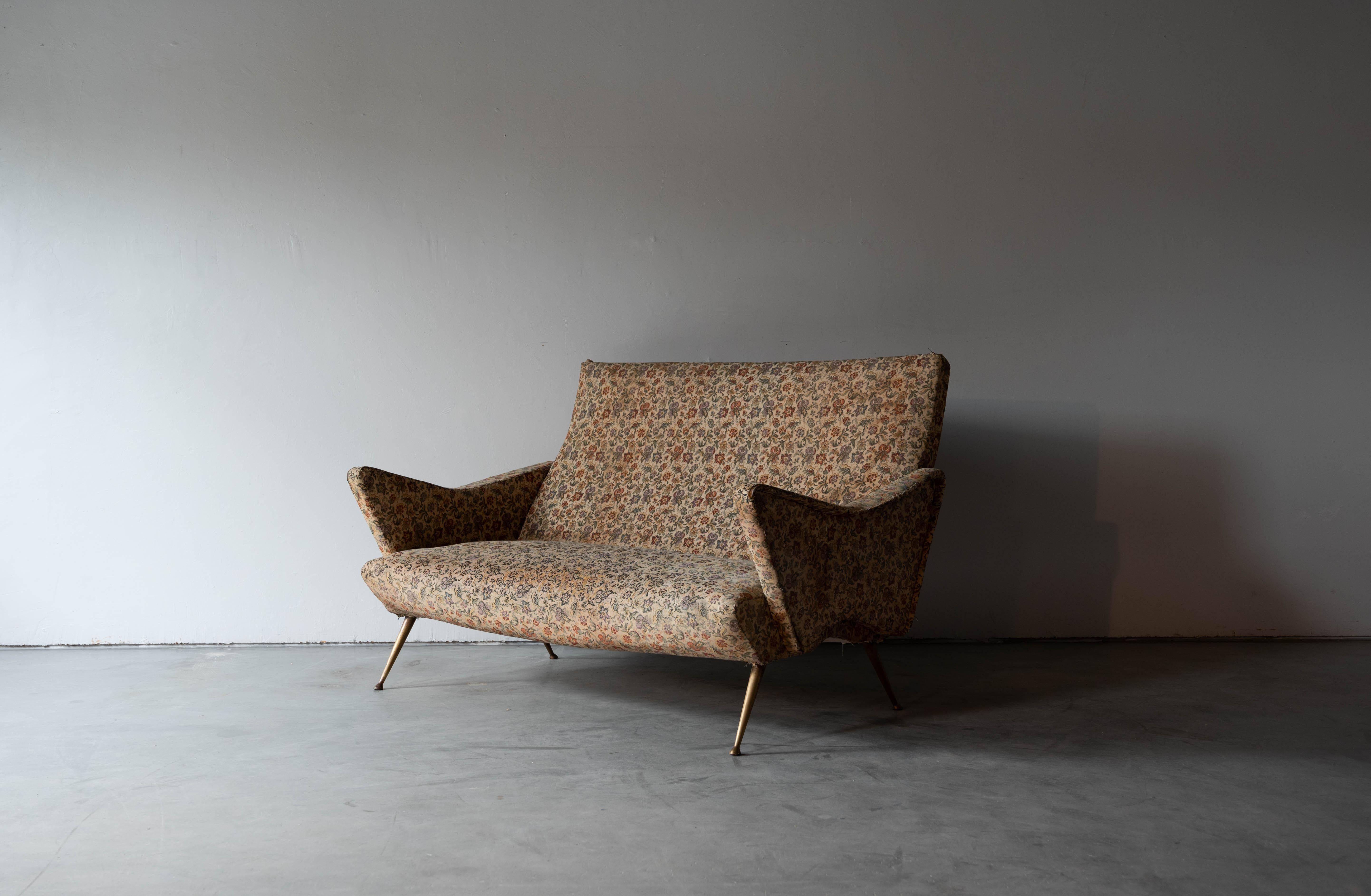 Ein Sofa aus Stoff und Messing, entworfen und hergestellt in Italien, 1950er Jahre.


