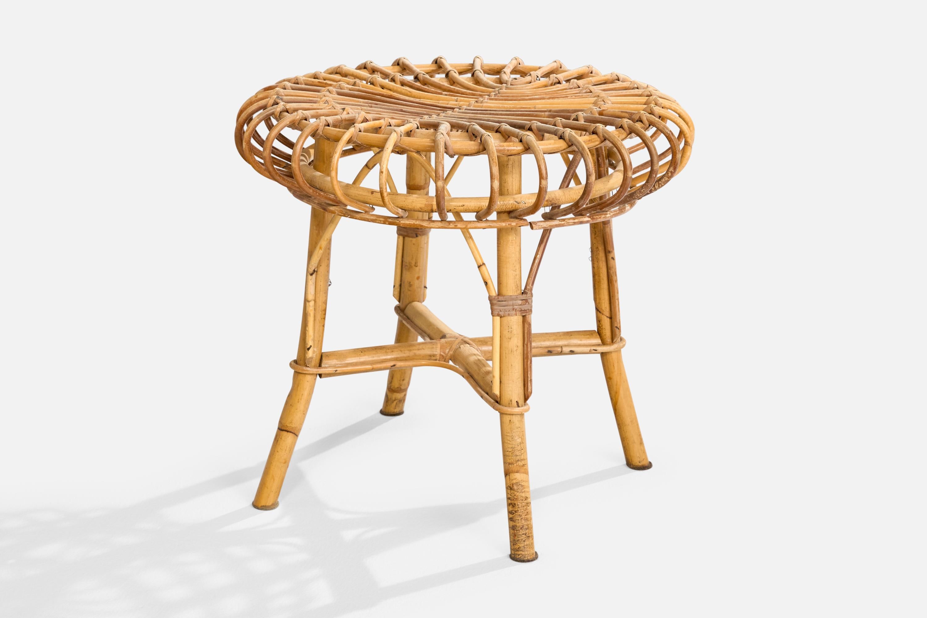 Hocker aus geformtem Bambus und Rattan, entworfen und hergestellt in Italien, ca. 1960er Jahre.

Abmessungen: 17