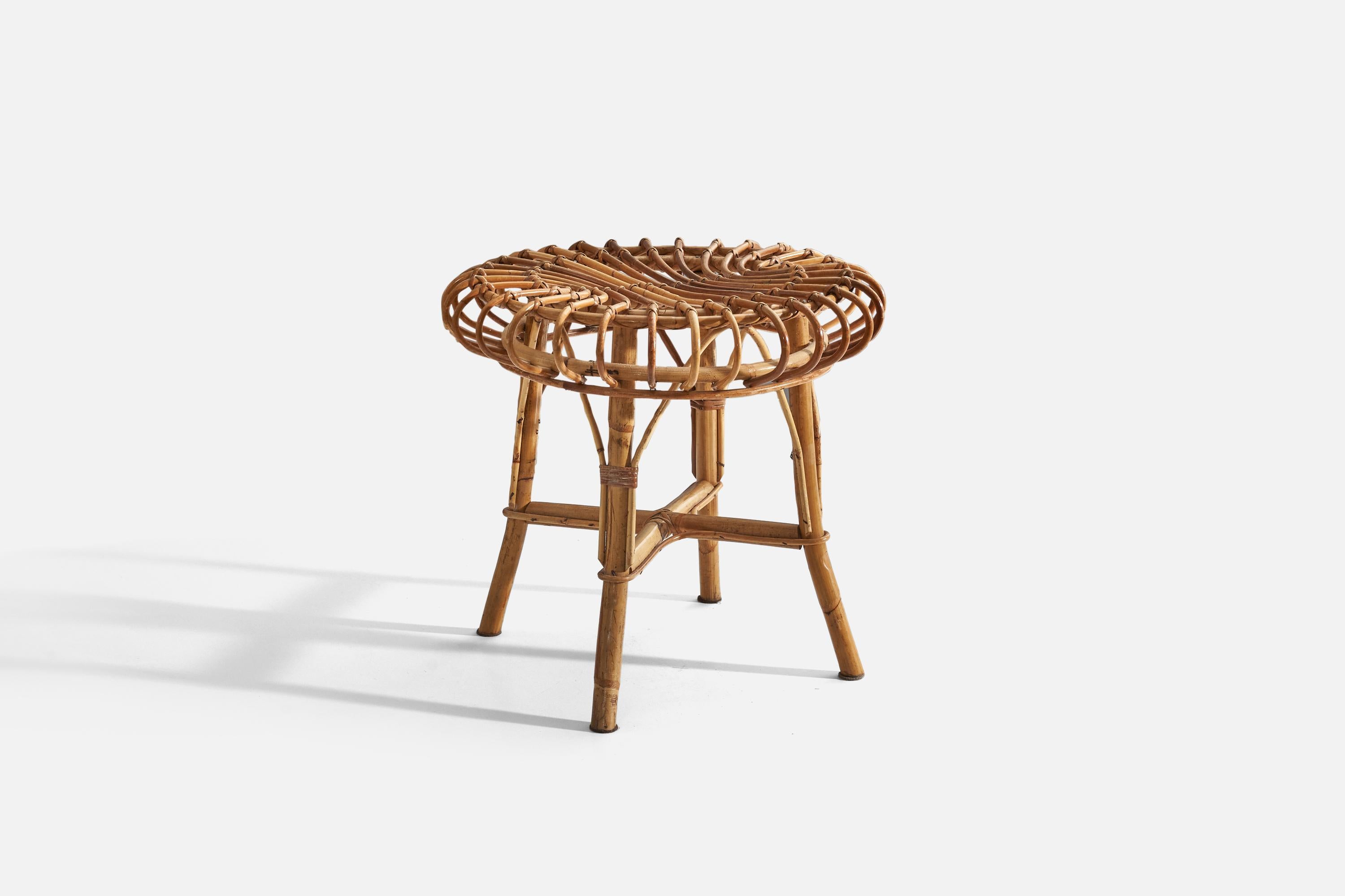 Taburete de ratán diseñado y fabricado en Italia, c. 1950. 

