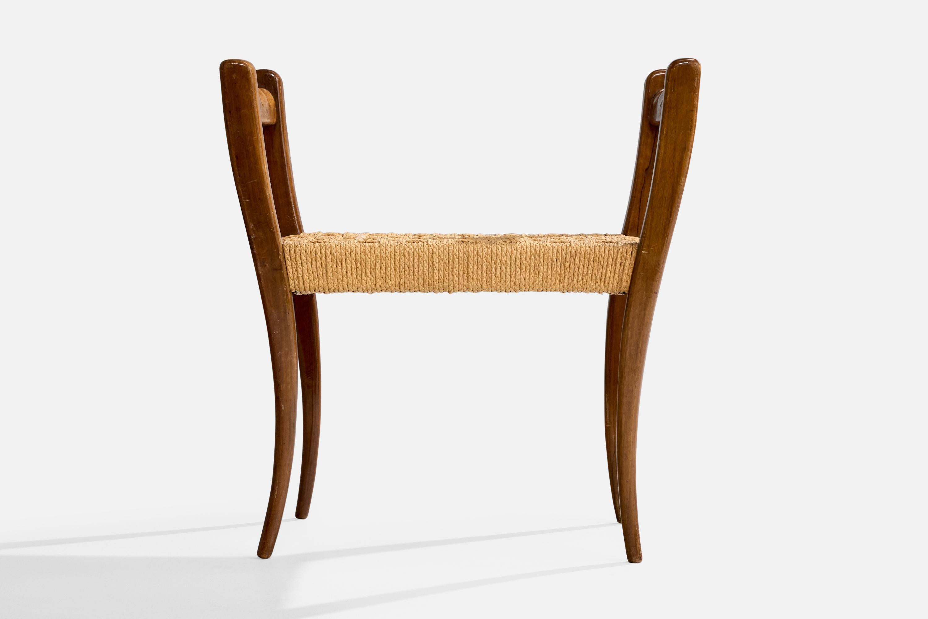 Diseñador italiano, Taburete, Nogal, Rush, Italia, Década de 1940 en Bueno estado para la venta en High Point, NC