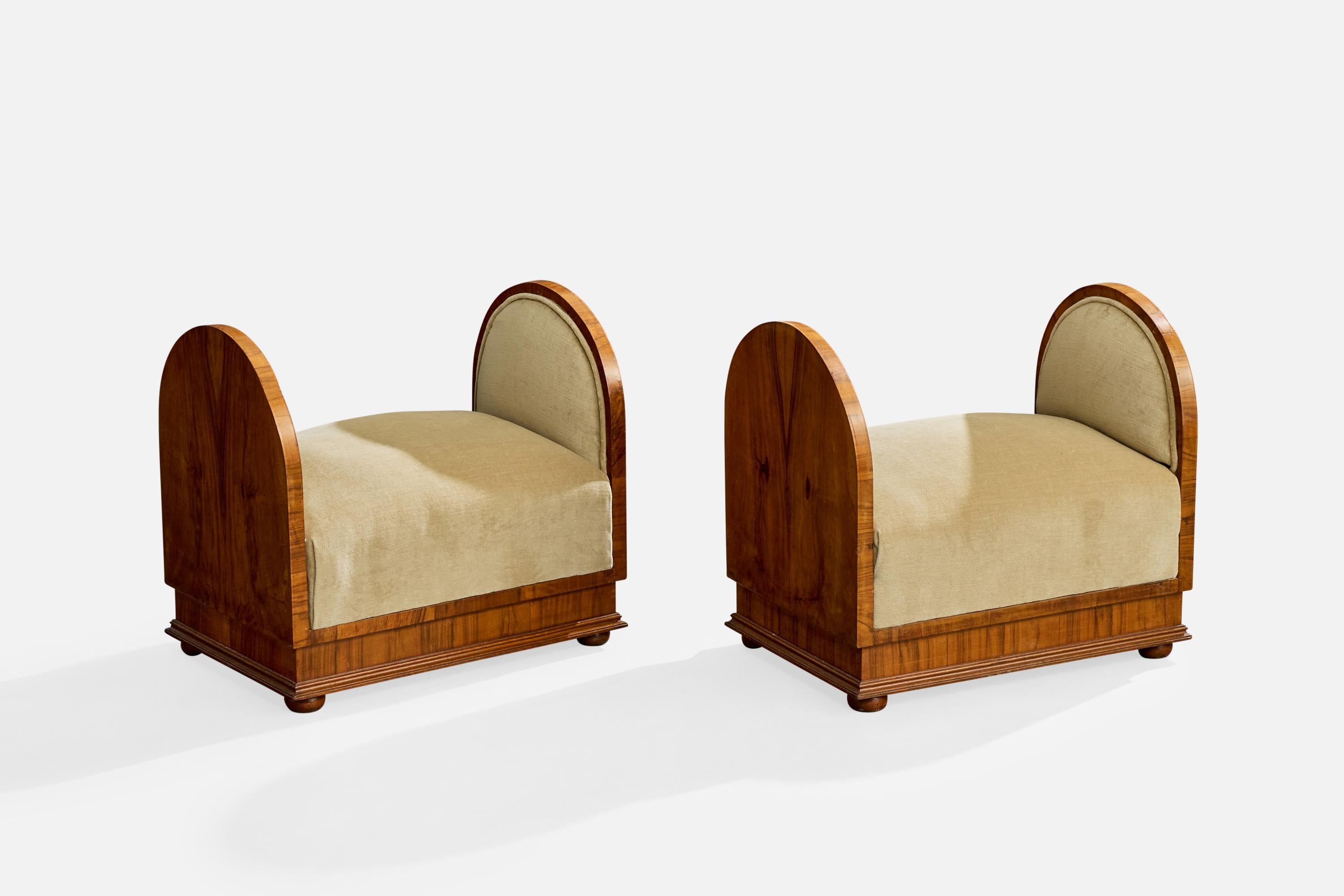 Ein Paar Hocker oder Ottomane aus Nussbaumholz und beigem Stoff, entworfen und hergestellt in Italien, ca. 1930er Jahre.

Restauriert und neu gepolstert.

Gesamtabmessungen (Zoll): 21,5 