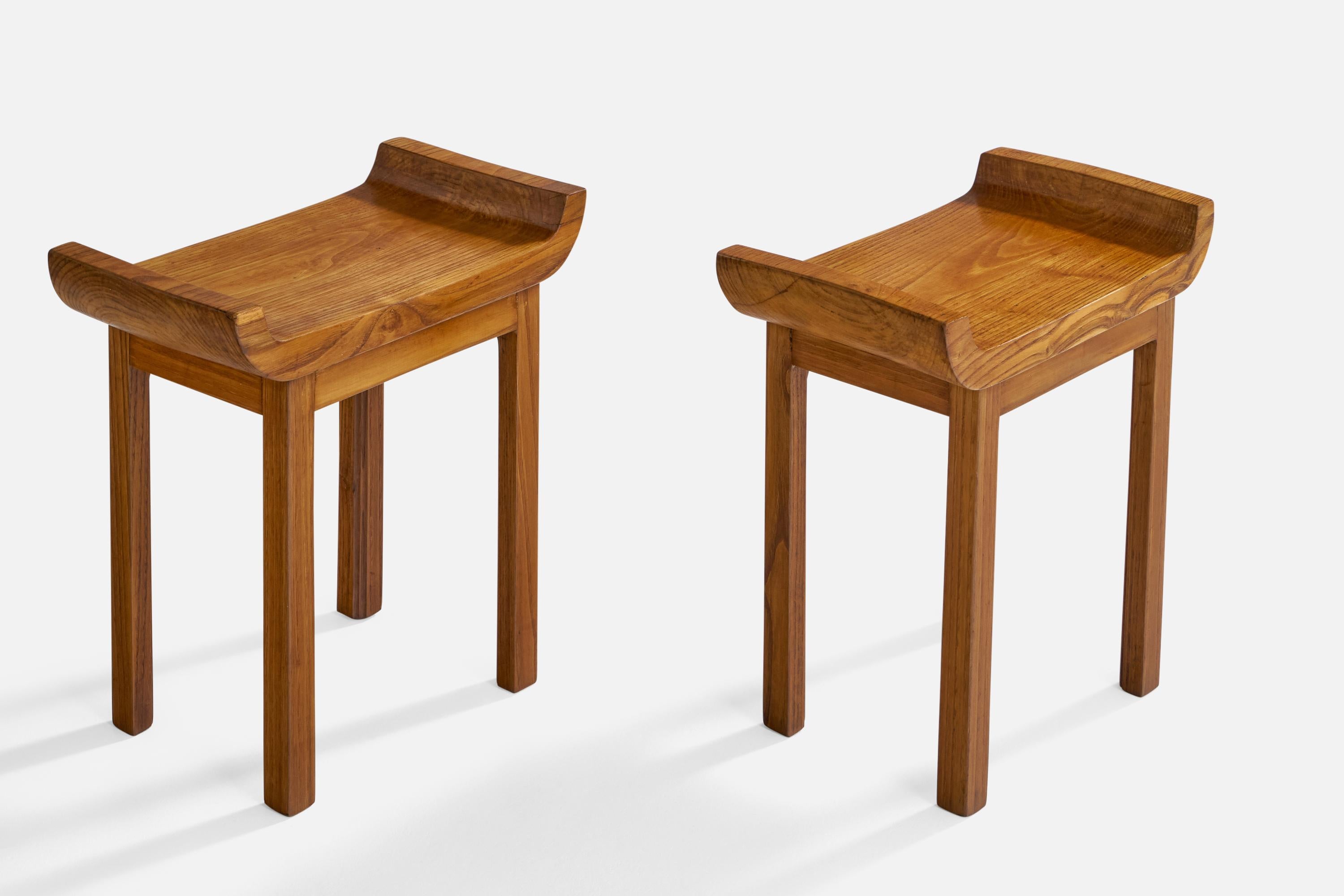 Ein Paar Hocker aus Nussbaumholz, entworfen und hergestellt in Italien, ca. 1930er Jahre.

Sitzhöhe: 15.75