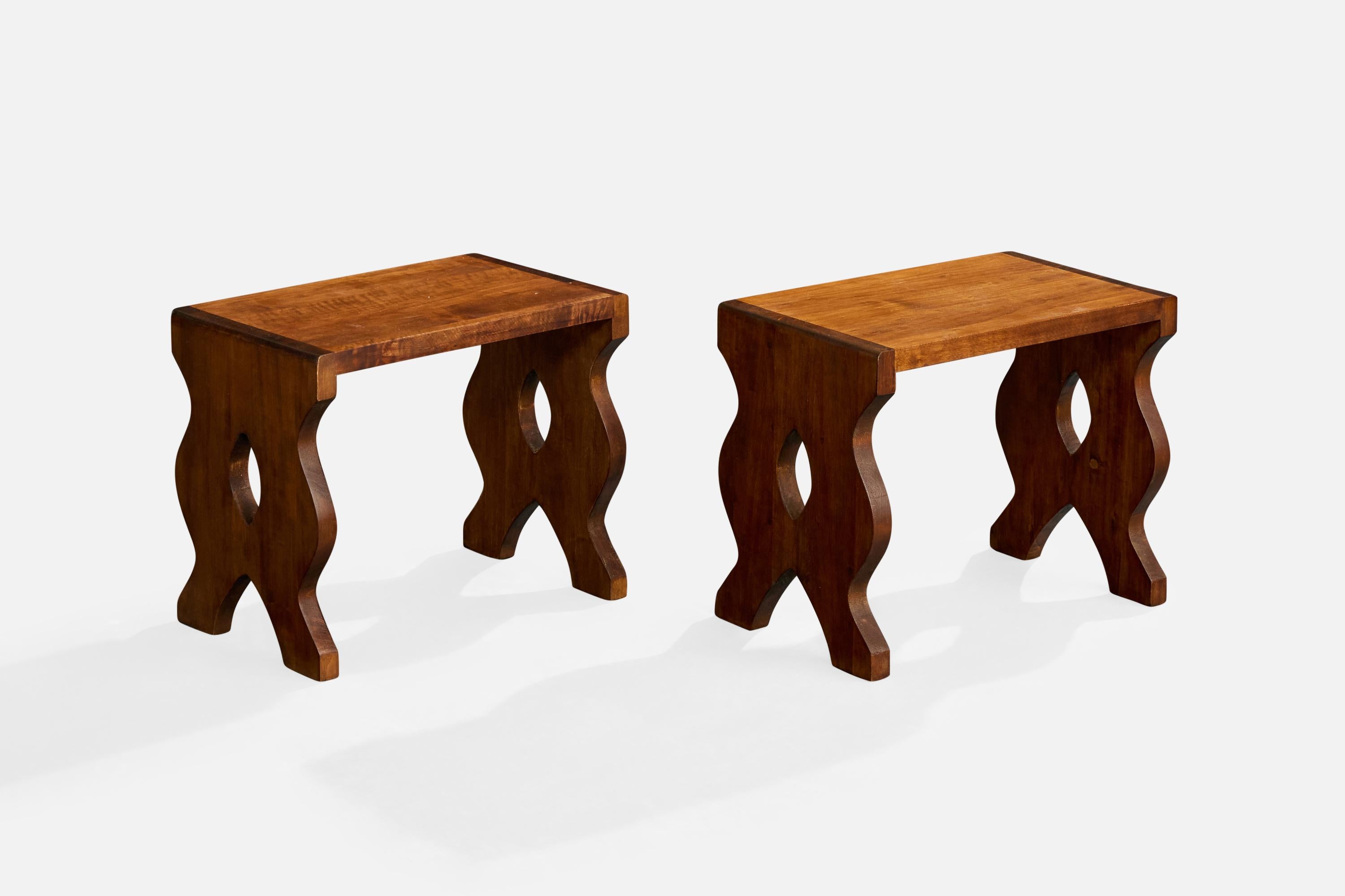 Paire de tabourets en bois conçus et fabriqués en Italie, c.C. 1960.

Le bois a été remis à neuf.

Dimensions globales (pouces) : 15.85 