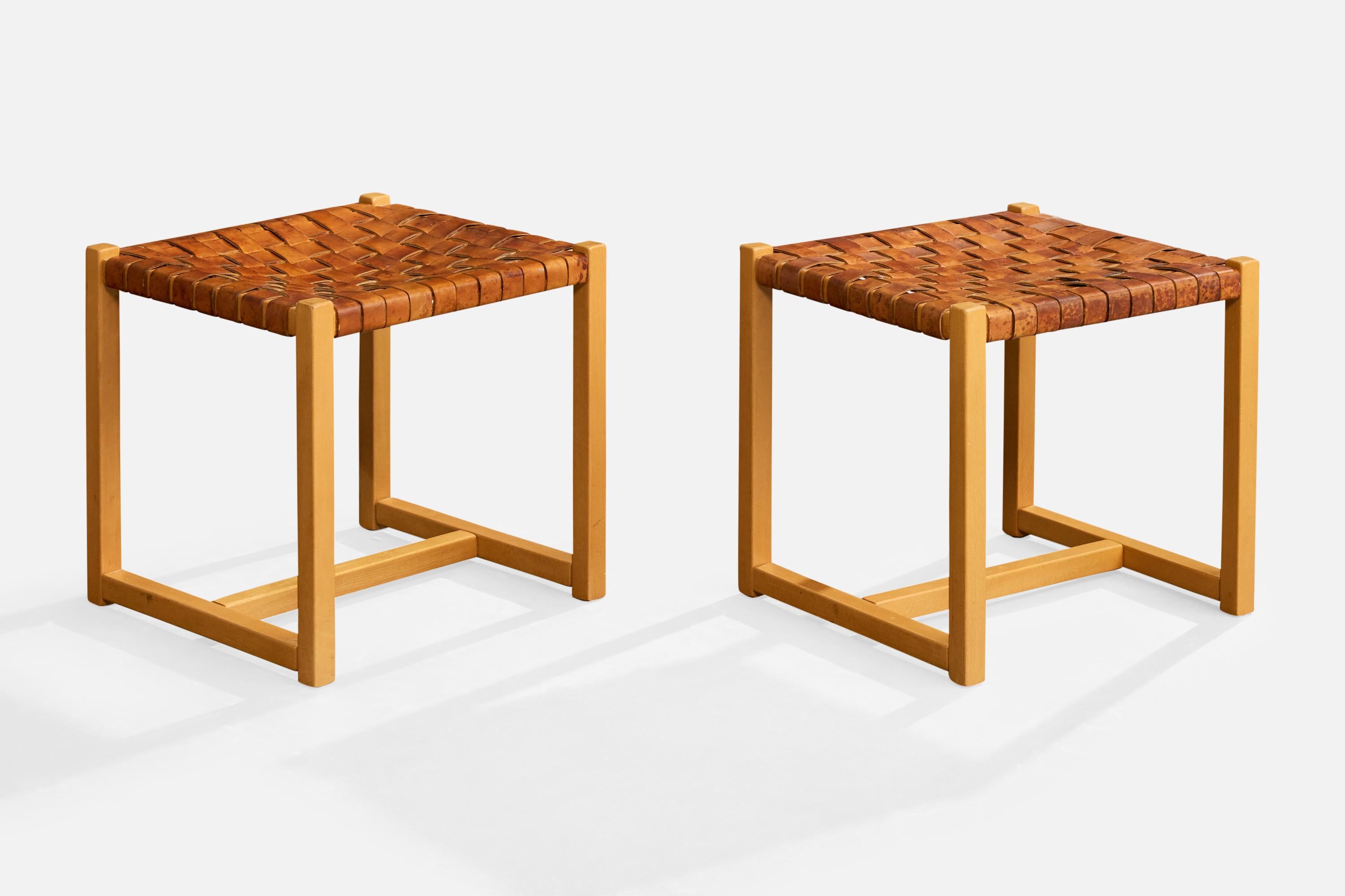 Ein Paar Hocker aus braunem Leder und hellem Holz, entworfen und hergestellt in Italien, ca. 1970er Jahre.

Unvollkommenheiten im Leder.

Eine hat eine Reparatur des Ledergewebes (geklebt).

Einige Risse im Leder an den Kanten.

Gesamtabmessungen