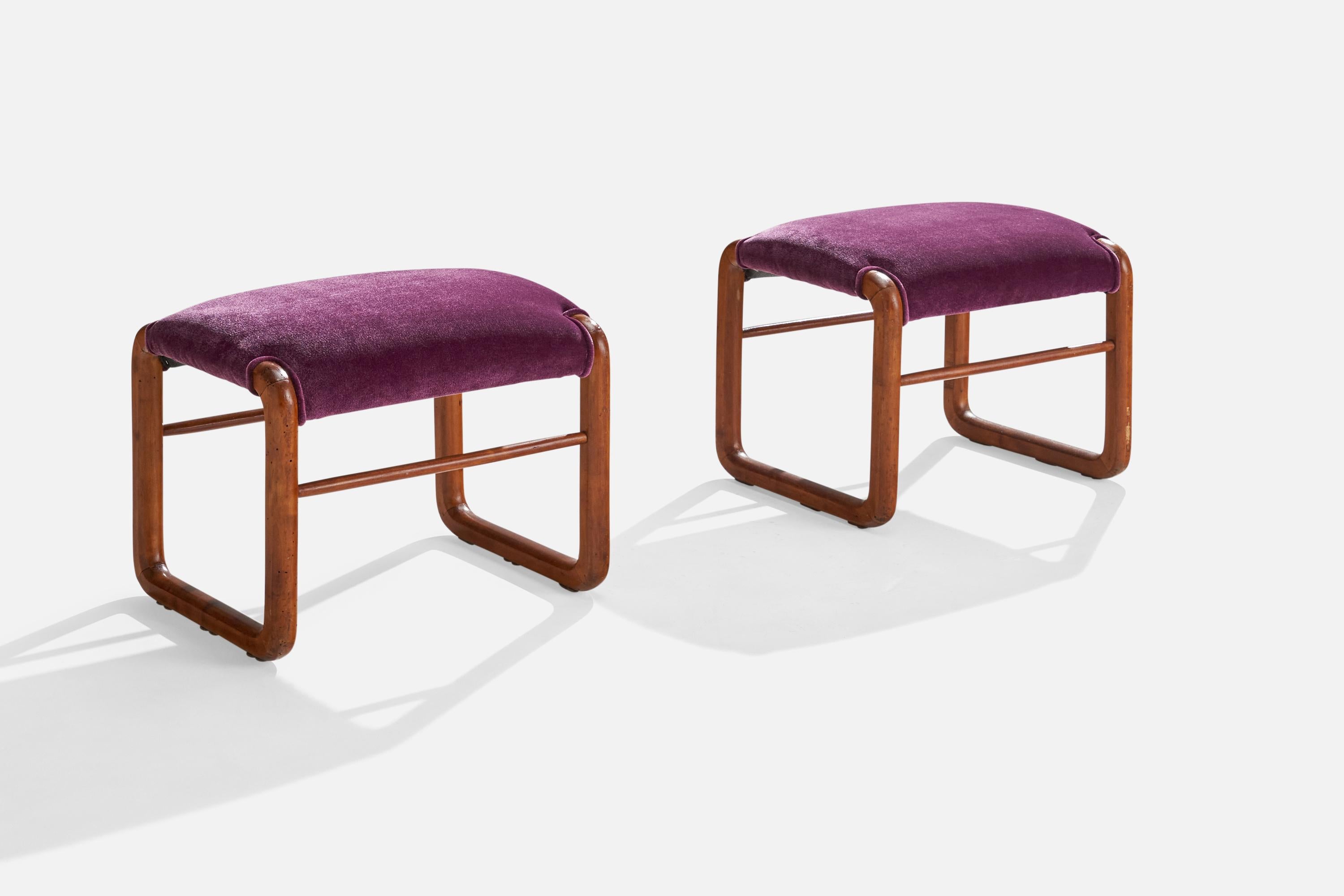 Ein Paar aus Holz und violettem Mohair, entworfen und hergestellt in Italien, ca. 1960er Jahre.

Sitzhöhe: 15.8