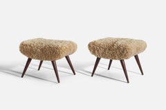 Sgabelli di design italiano, legno, pelle di pecora, Italia, anni '40