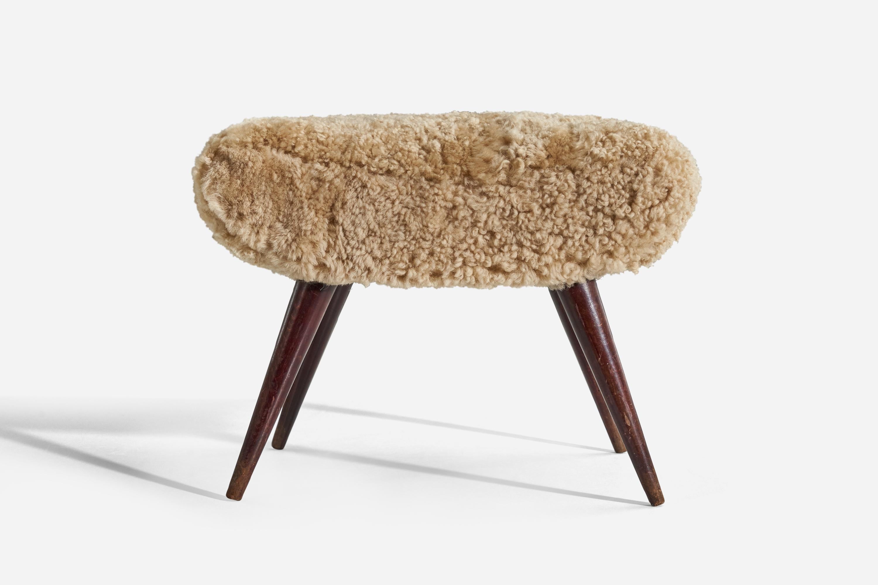 Diseñador italiano, Taburetes, Madera, Piel de oveja, Italia, Década de 1940 Moderno de mediados de siglo en venta