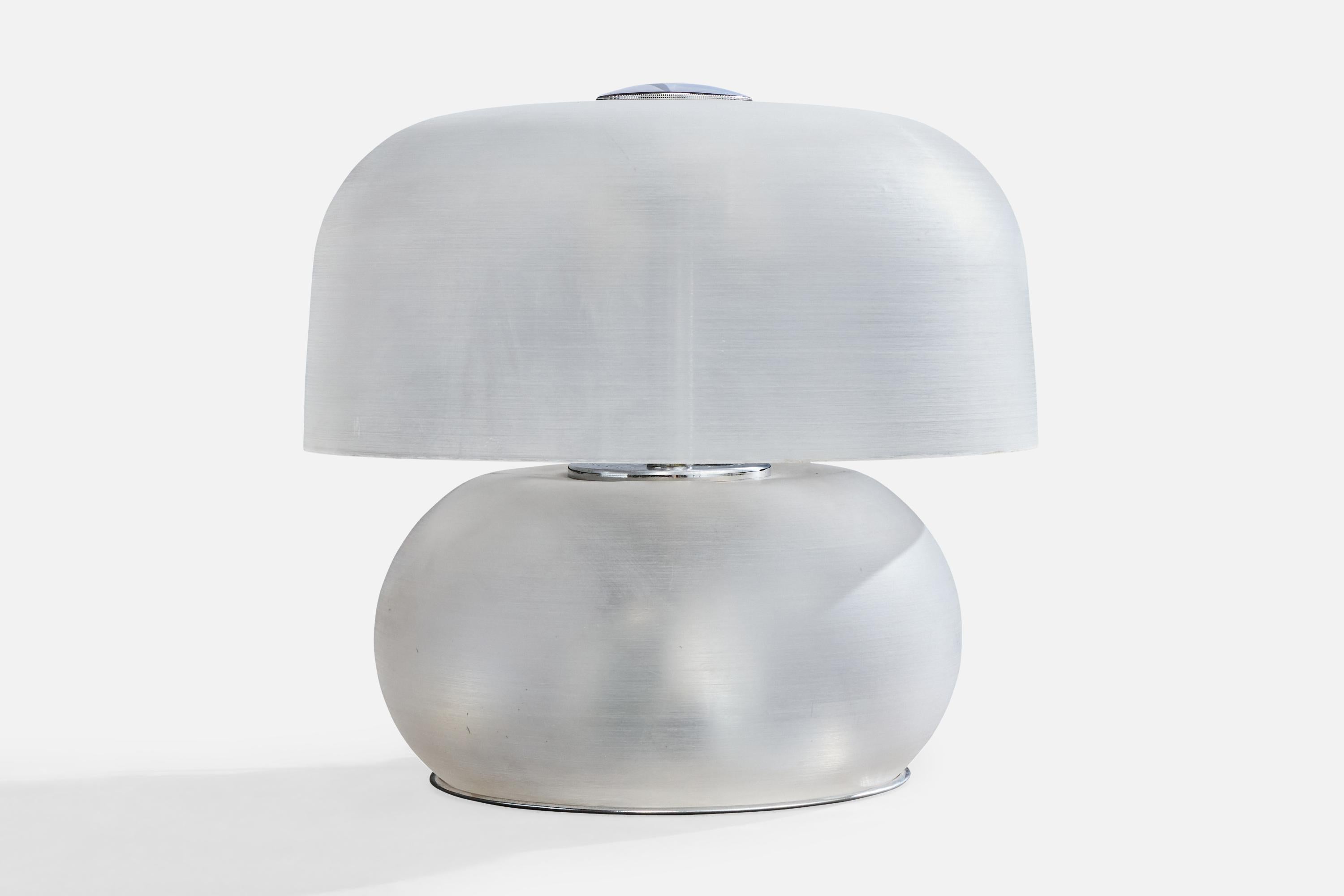 An acrylic and chrome-plated metal table lamp likely designed and produced in Italy, c. 1970s.

Dimensions of Lamp (inches): 15.0
