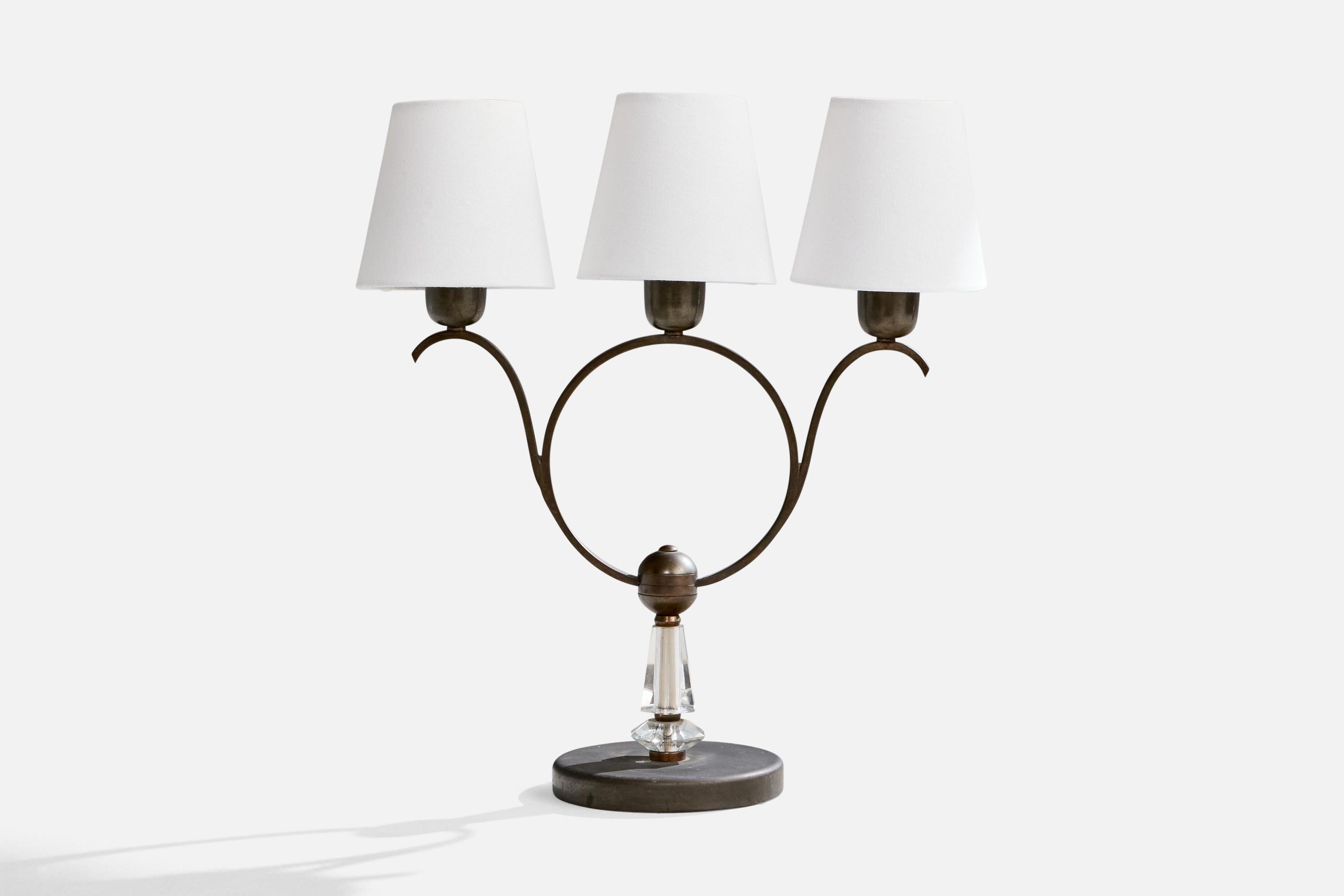 Lampada da tavolo a tre bracci in ottone rifinito in bronzo, acrilico e tessuto bianco progettata e prodotta in Italia, anni '50 circa.

Dimensioni della lampada con paralume (pollici): 22