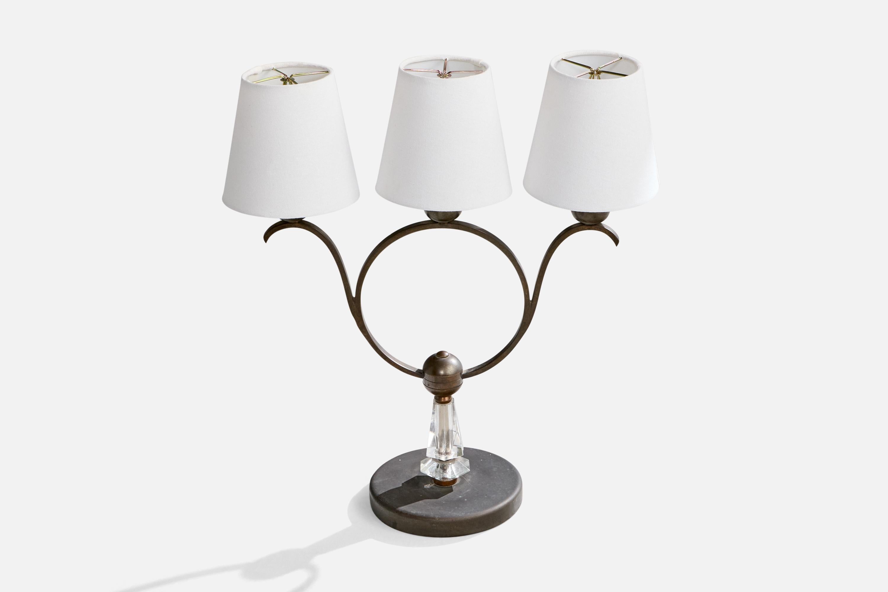 Mid-Century moderno Lampada da tavolo di design italiano, ottone, acrilico, tessuto, Italia, anni '50 in vendita