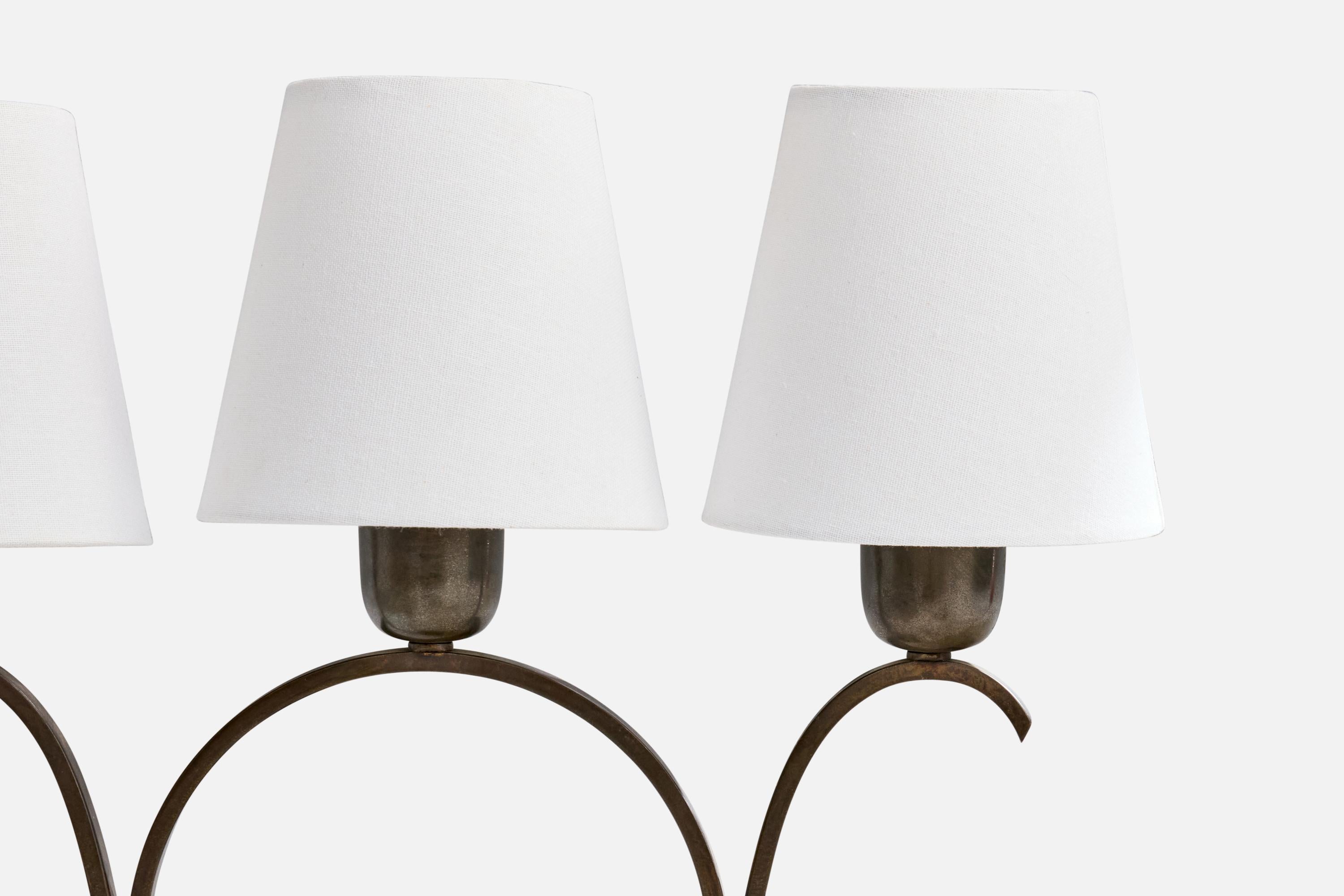 Italiano Lampada da tavolo di design italiano, ottone, acrilico, tessuto, Italia, anni '50 in vendita