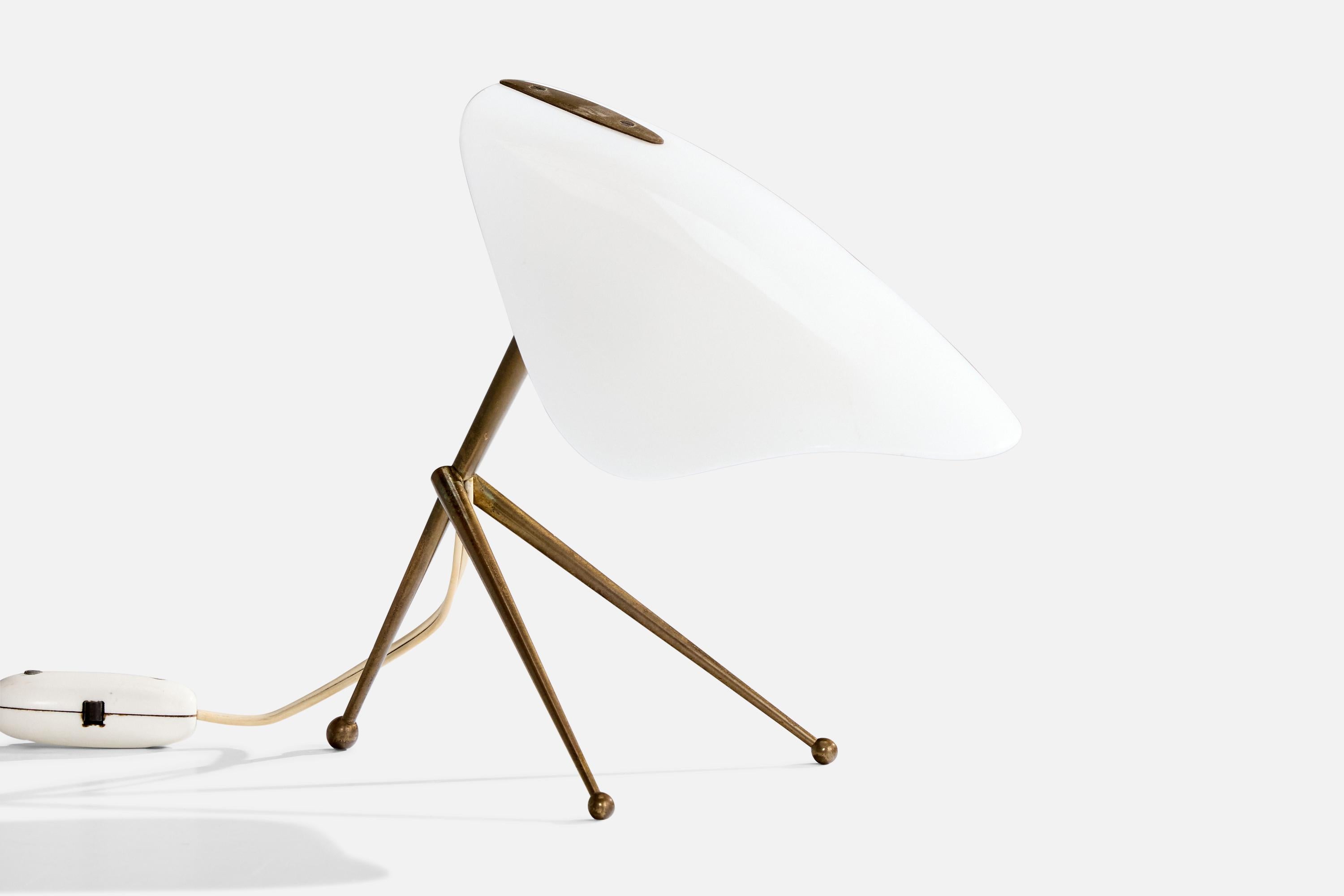 An adjustable brass and white acrylic table lamp designed and produced in Italy, c. 1950s.

Dimensions of Lamp (inches): 7.875
