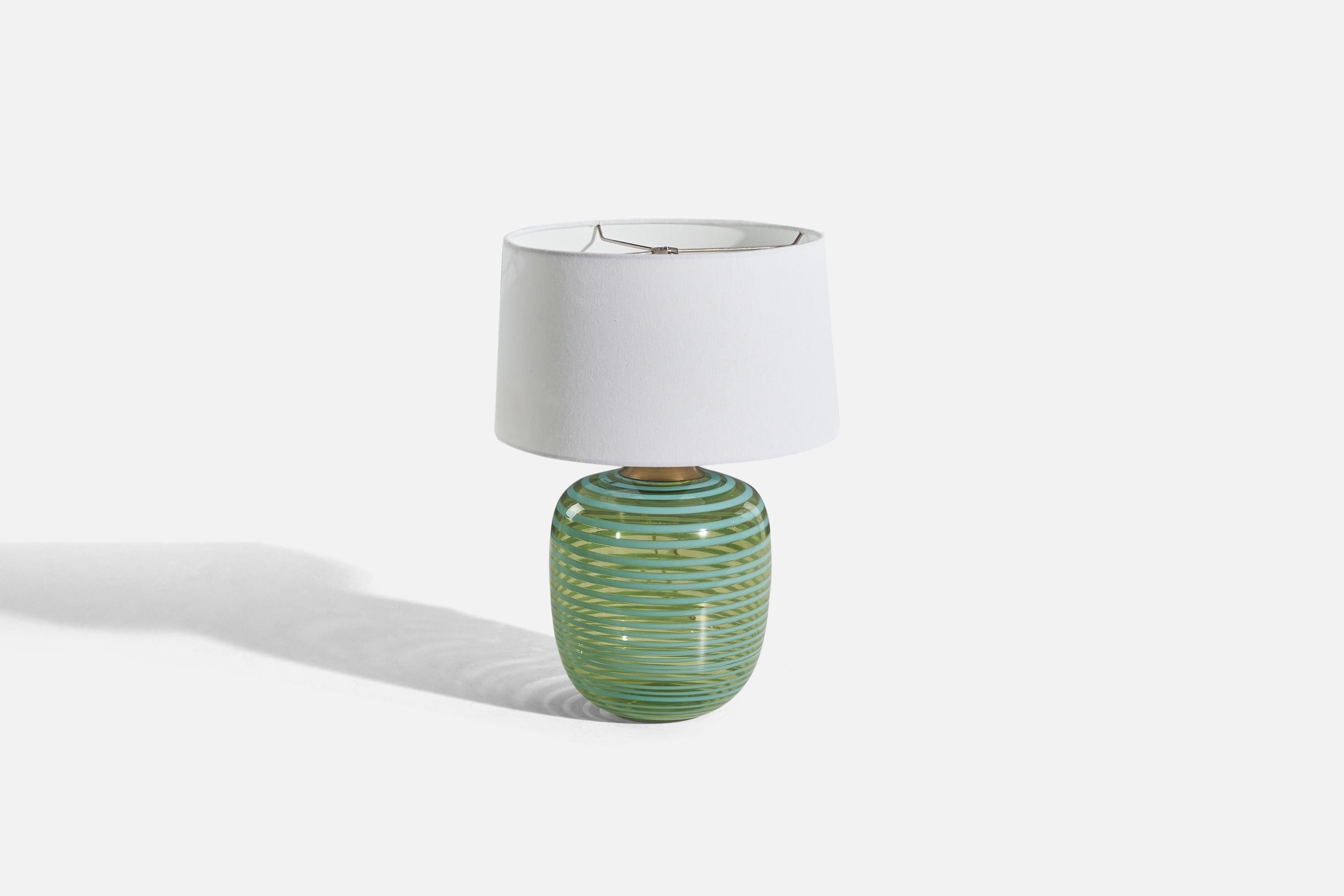Eine Tischlampe aus Messing und blauem und grünem Glas, entworfen und hergestellt in Italien, 1970er Jahre.

Verkauft ohne Lampenschirm. 
Abmessungen der Lampe (Zoll) : 12.43 x 8 x 8 (Höhe x Breite x Tiefe)
Abmessungen des Schirms (Zoll) : 11 x