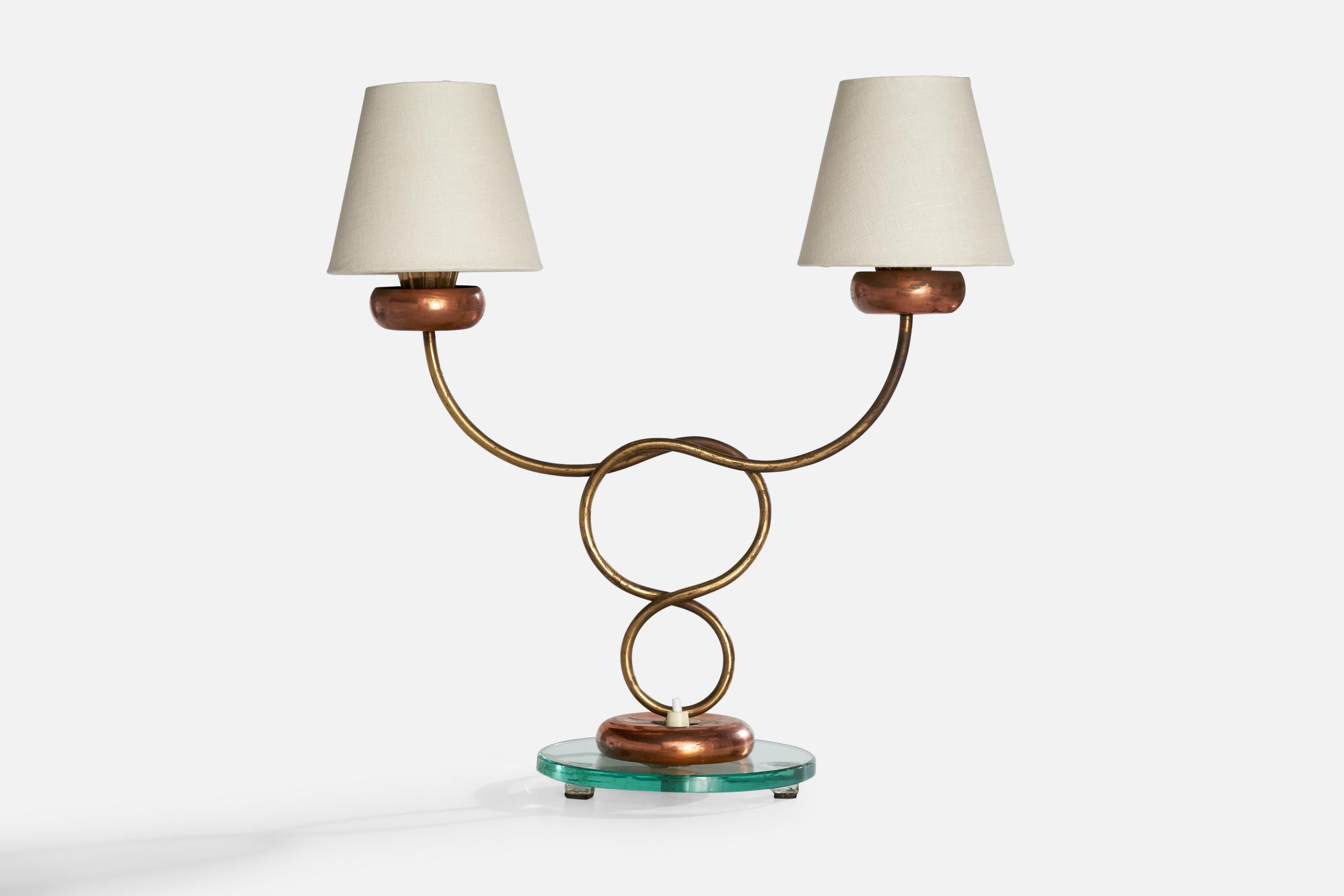 Tischlampe aus Messing, Kupfer, grünem Glas und weißem Stoff, entworfen und hergestellt in Italien, ca. 1930er Jahre.

Abmessungen der Lampe mit Schirm (Zoll): 16.375