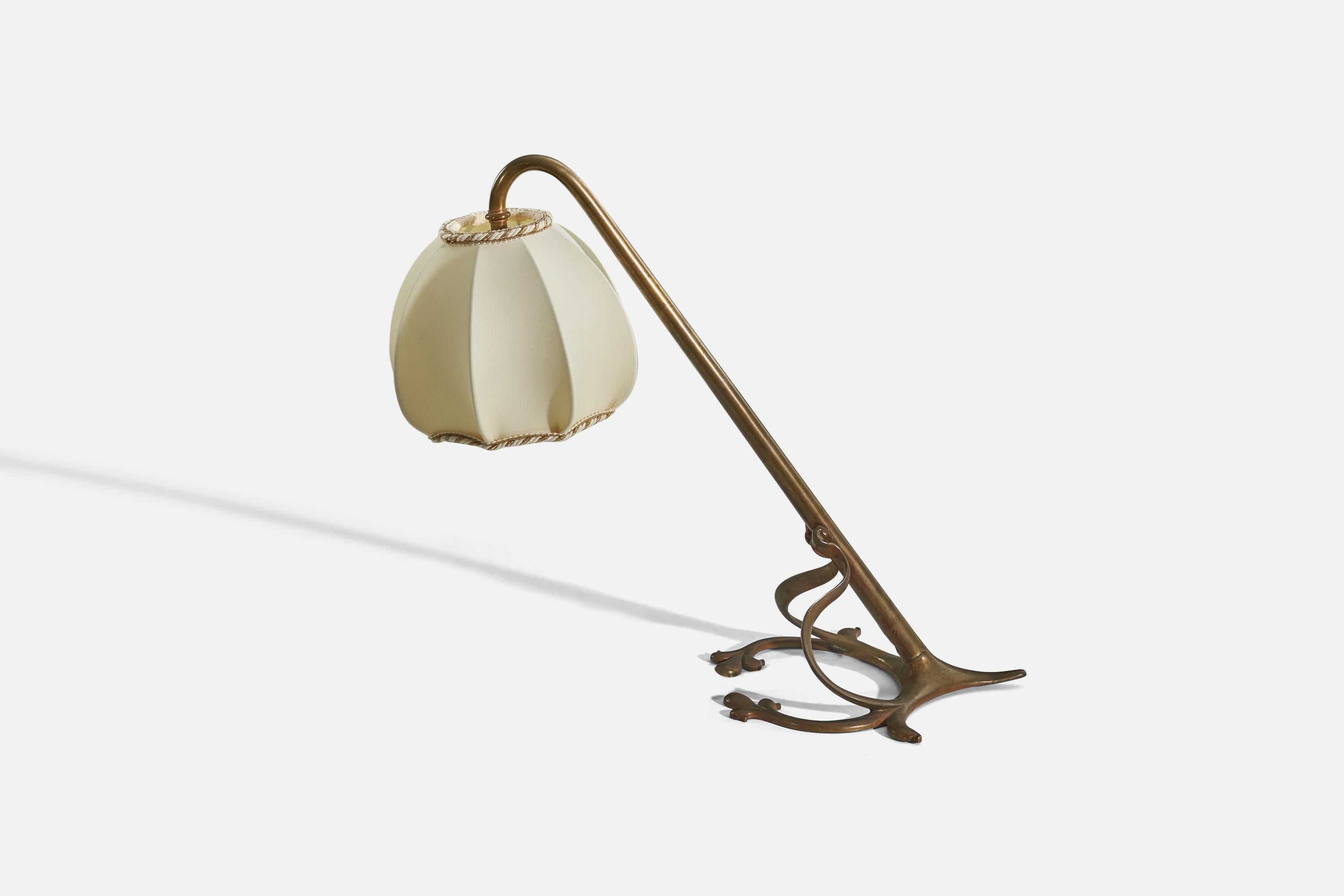 Lampe de table en laiton et tissu conçue et produite en Italie, années 1920. 

Vendu avec abat-jour. 
Les dimensions indiquées se réfèrent à la lampe avec l'abat-jour.