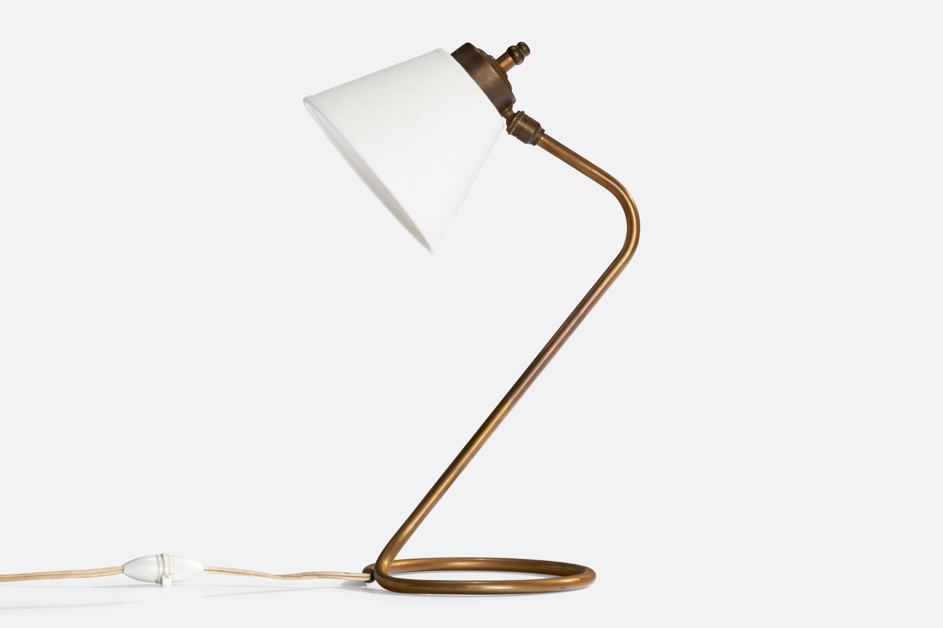 Verstellbare Tischlampe aus Messing und weißem Stoff, entworfen und hergestellt in Italien, ca. 1940er Jahre.

Abmessungen der Lampe mit Schirm (Zoll): 15,125