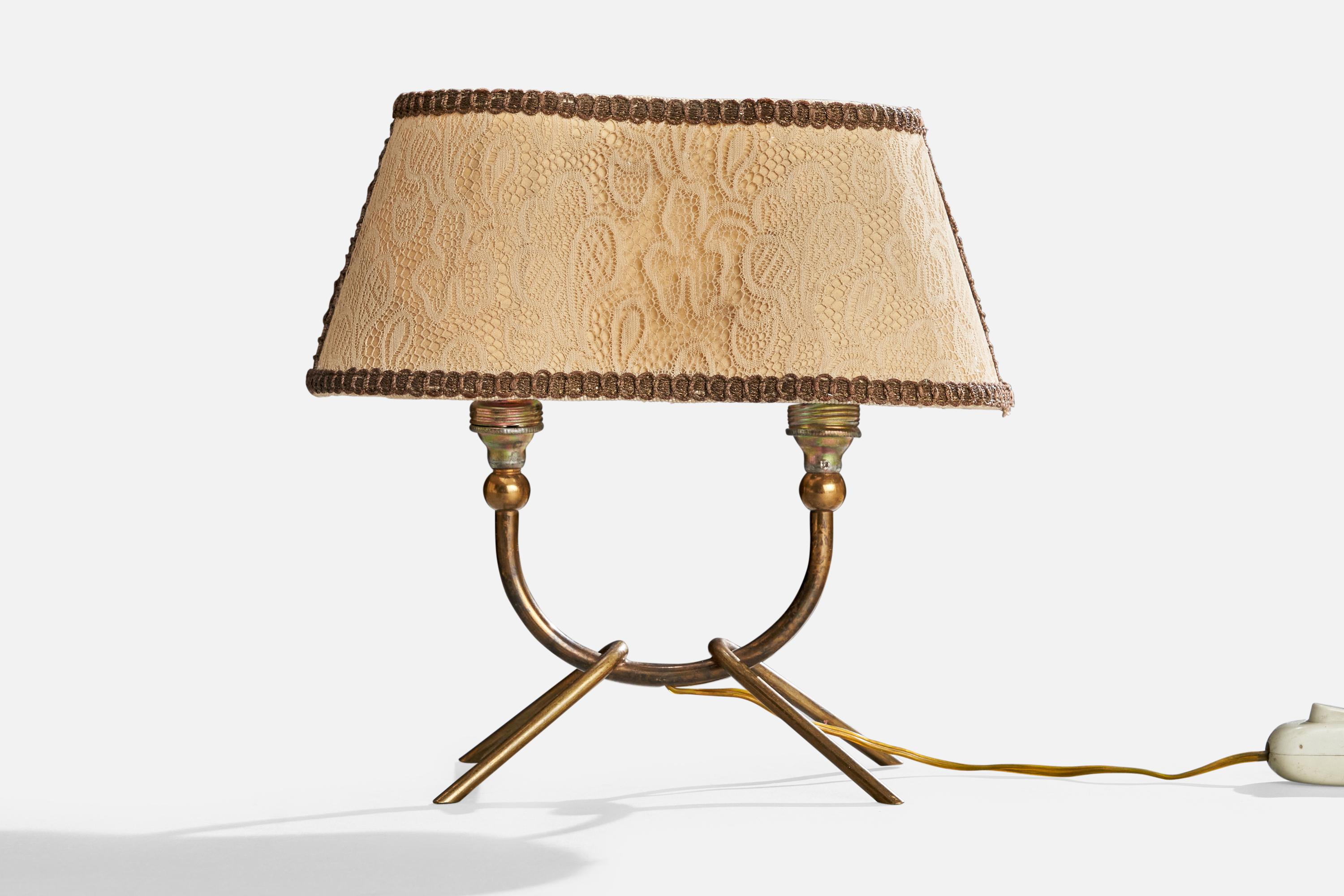 Lampada da tavolo in ottone e tessuto ricamato beige progettata e prodotta in Italia, anni '40 circa.

Dimensioni della lampada con paralume (in pollici): 9