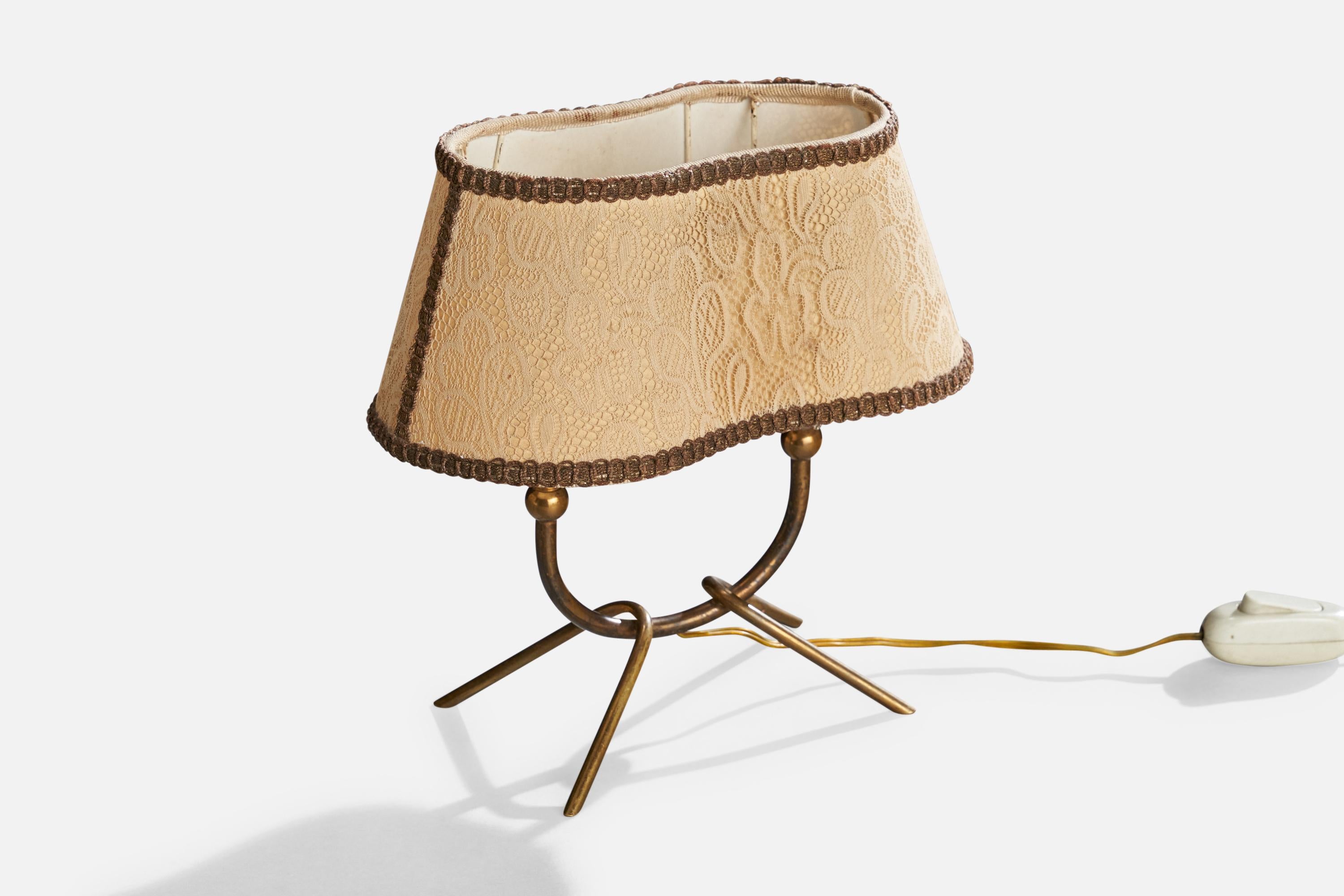 Lampada da tavolo di design italiano, ottone, tessuto, Italia, anni '40 In condizioni buone in vendita a High Point, NC