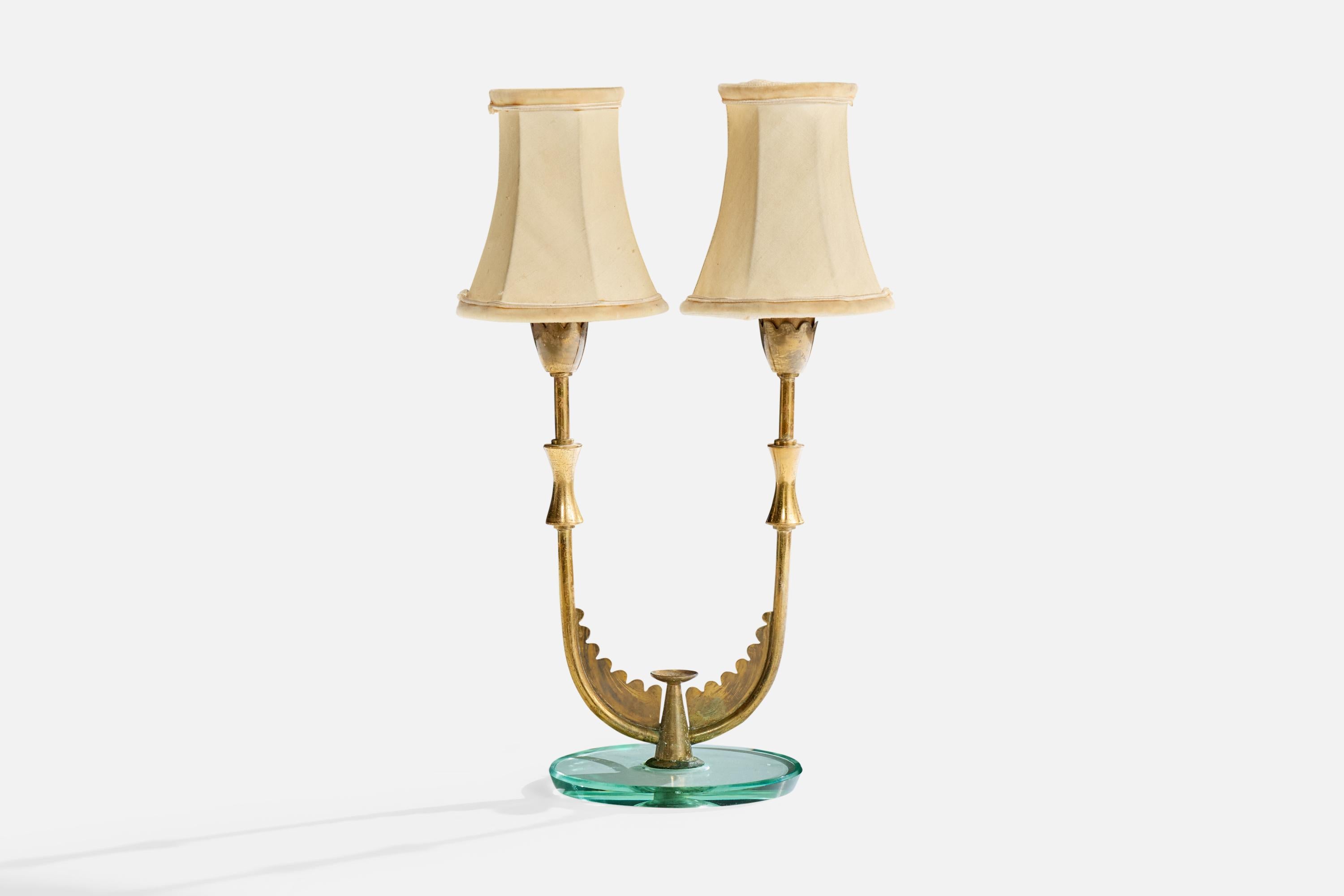 Lampe de table en laiton, verre et tissu beige, conçue et produite en Italie, C.C. 1940.

Abat-jour vintage avec taches et usure comme illustré.

Dimensions de la lampe avec abat-jour (pouces) : 14.25 