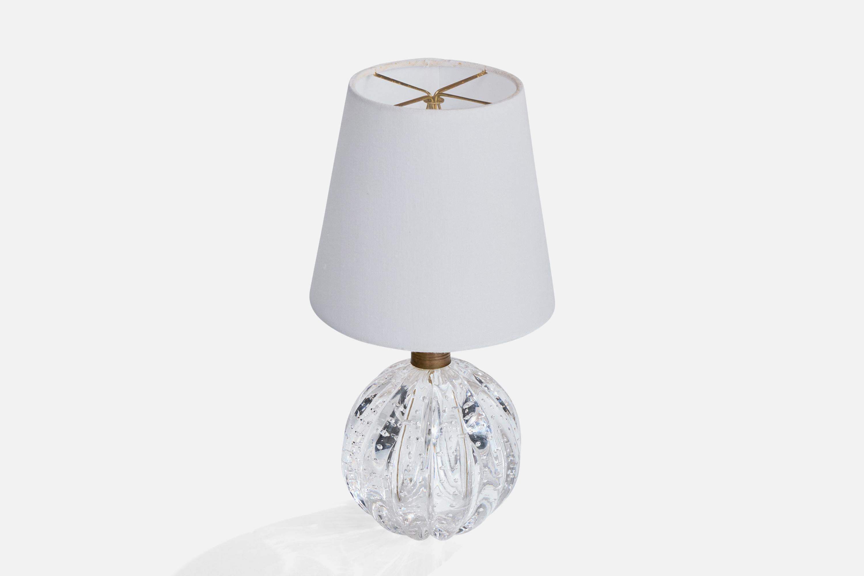 Lampe de table en verre de Murano, laiton et tissu blanc, conçue et produite en Italie, c.C. 1950.

Dimensions de la lampe avec abat-jour (pouces) : 12.0 