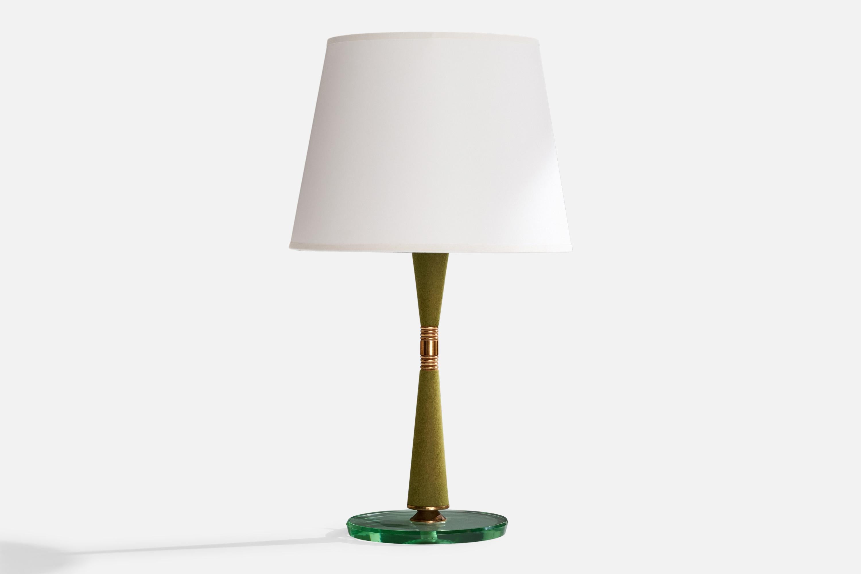 Lampe de table en laiton, verre et feutre vert, conçue et produite en Italie, C.1950.

Dimensions de la lampe (pouces) : 15