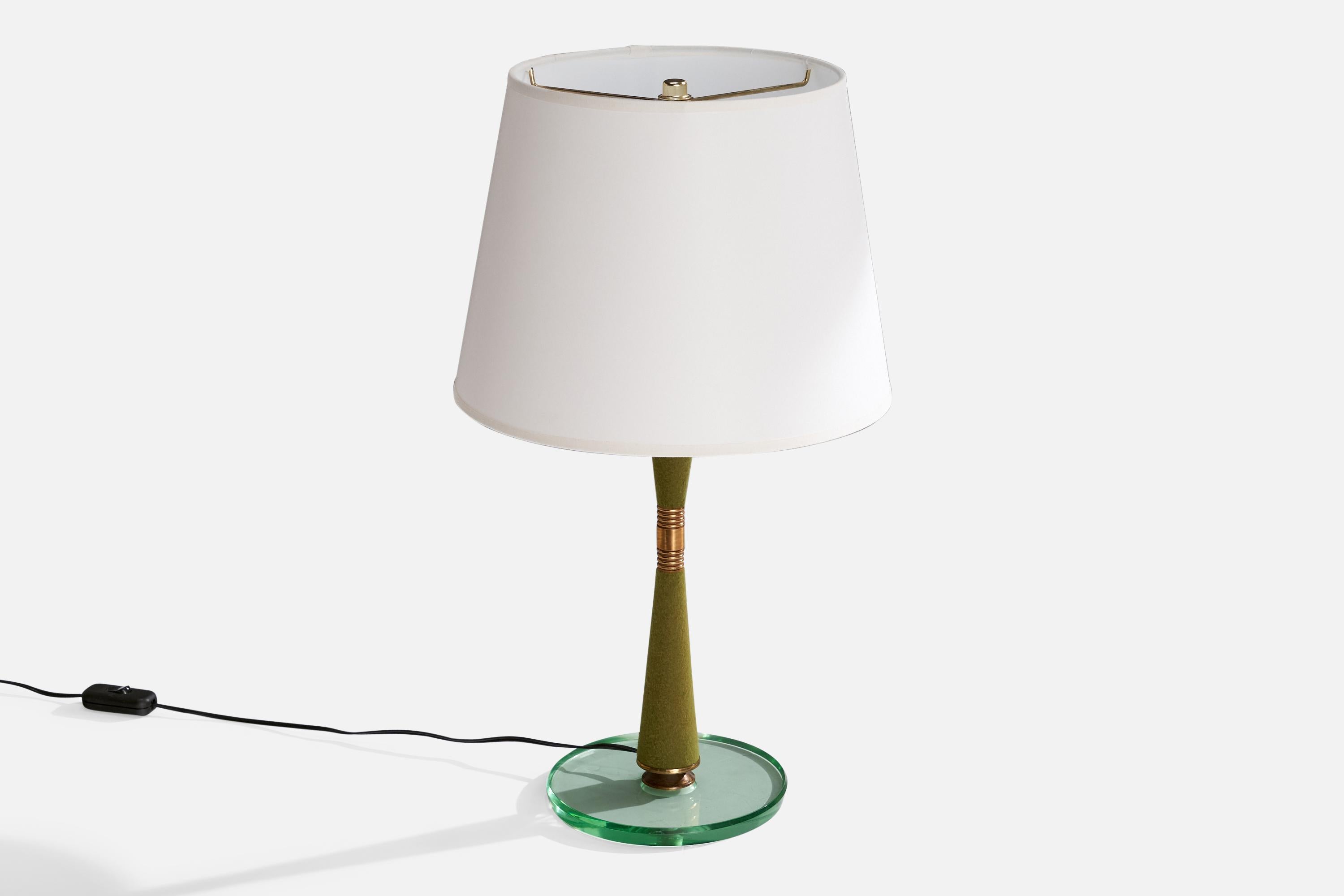 Mid-Century Modern Lampe de table de designer italien, laiton, verre, feutre, Italie, années 1950 en vente