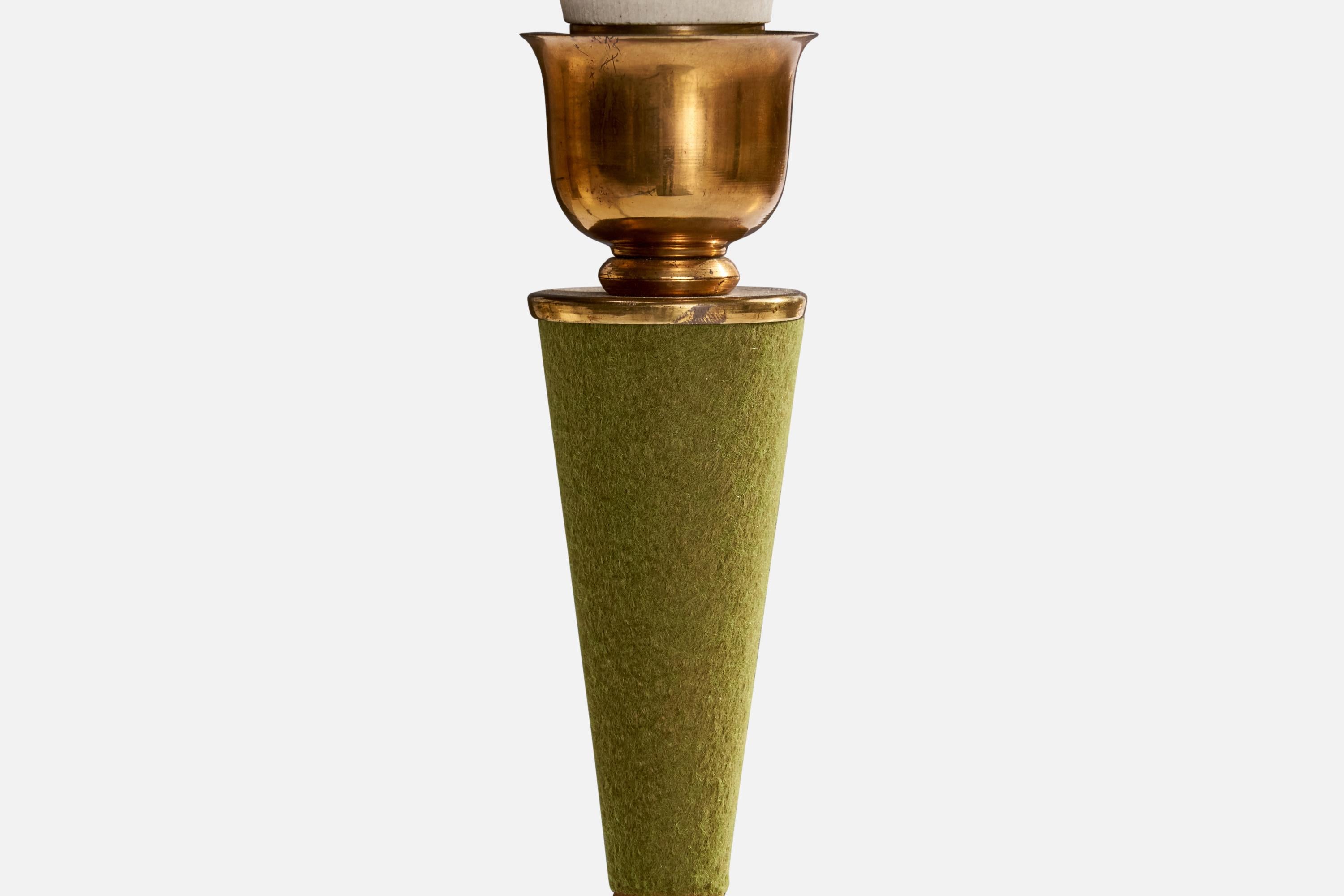 Lampe de table de designer italien, laiton, verre, feutre, Italie, années 1950 Bon état - En vente à High Point, NC