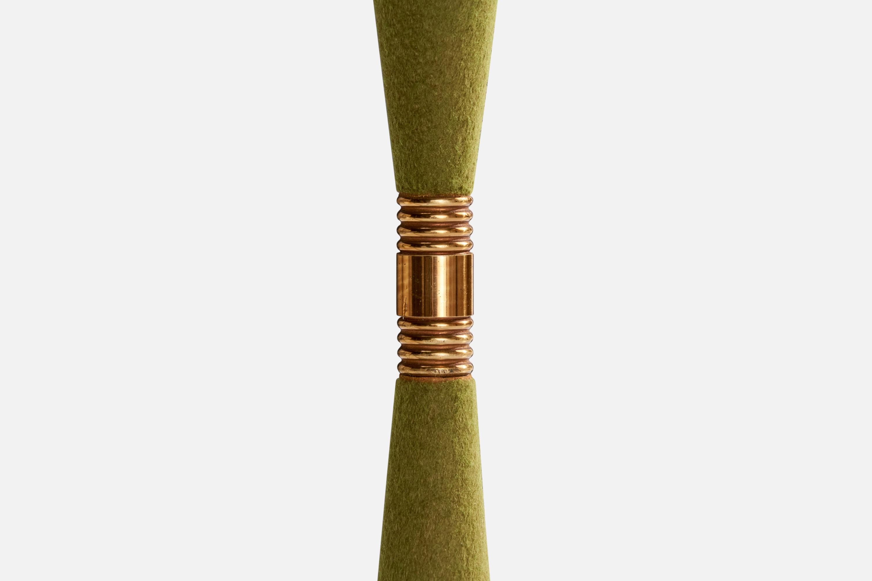 Milieu du XXe siècle Lampe de table de designer italien, laiton, verre, feutre, Italie, années 1950 en vente