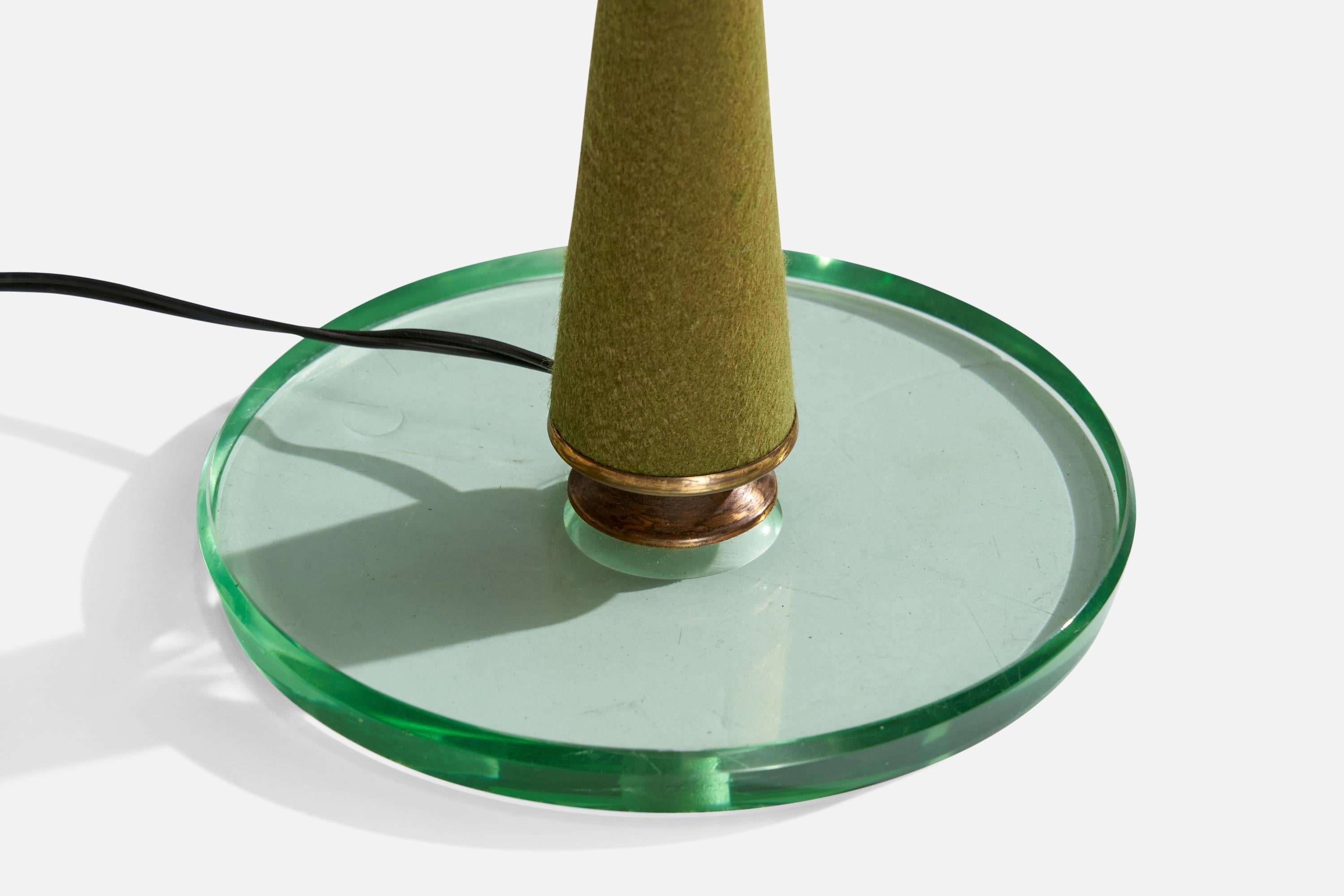 Laiton Lampe de table de designer italien, laiton, verre, feutre, Italie, années 1950 en vente