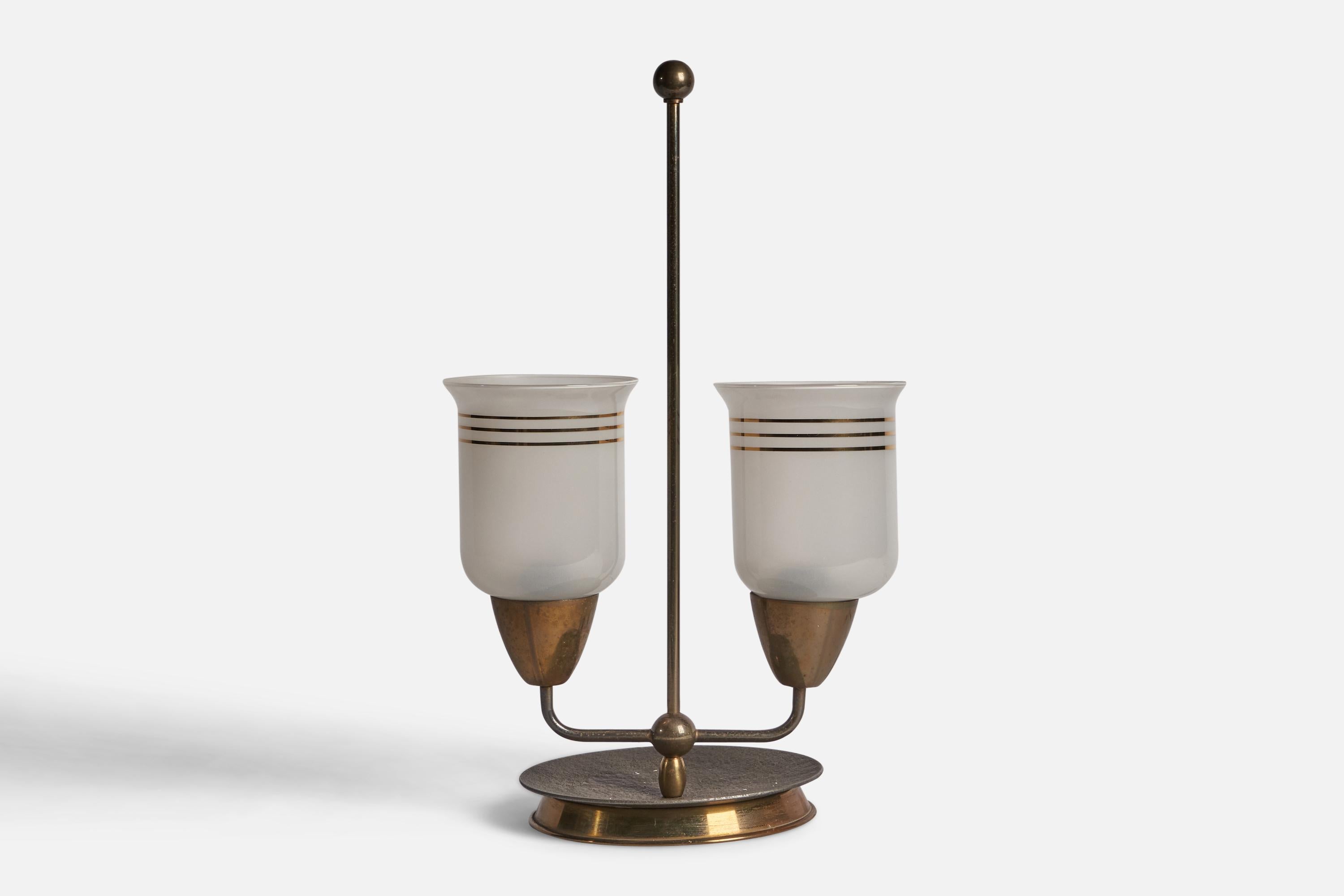 
Lampe de table à deux bras en laiton et verre opalin doré, conçue et produite en Italie, vers les années 1940.
Dimensions globales (pouces) : 17.75