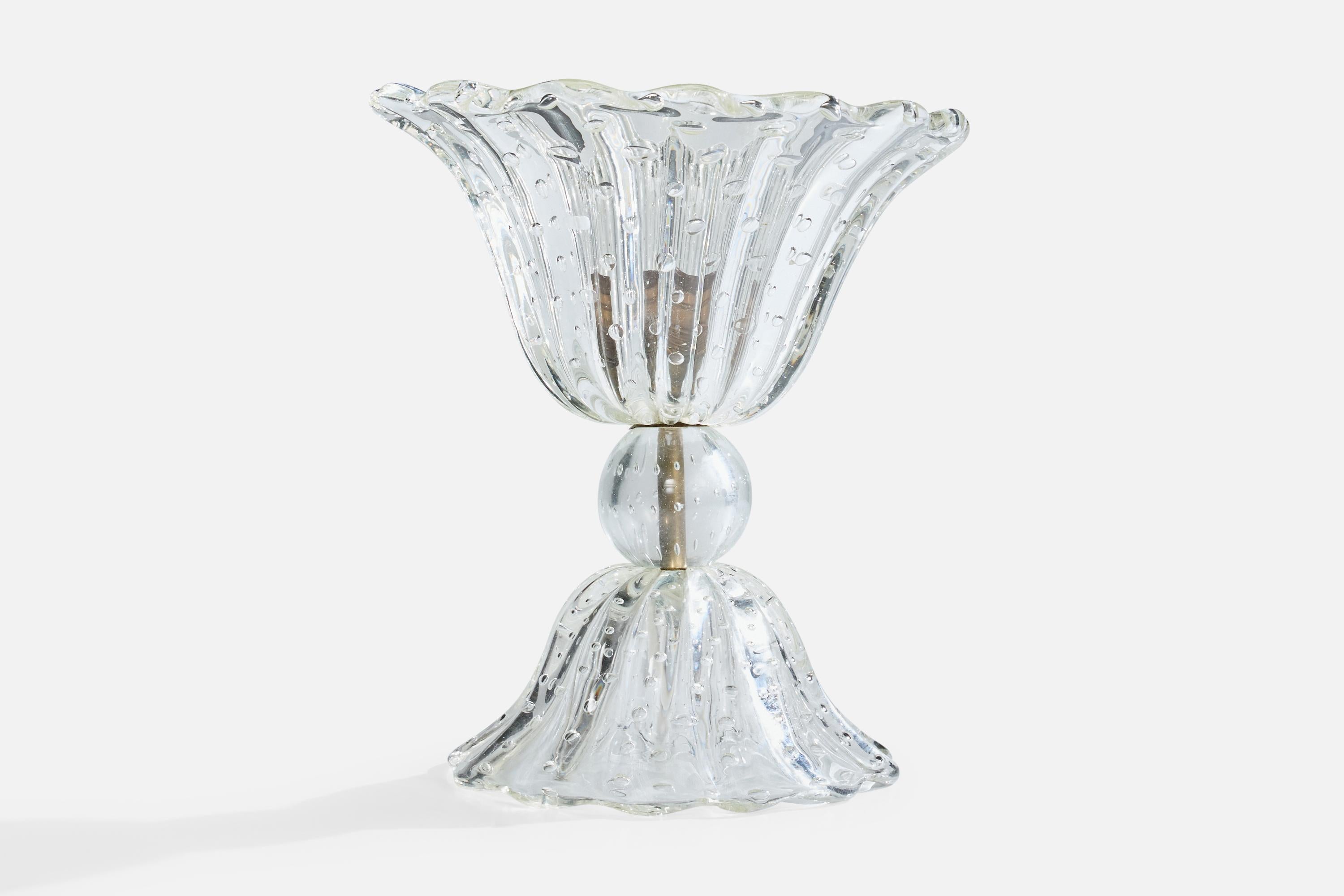 Lámpara de sobremesa de cristal de Murano soplado y latón, diseñada y fabricada en Italia, c. década de 1940.

Dimensiones de la lámpara (pulgadas): 9,75