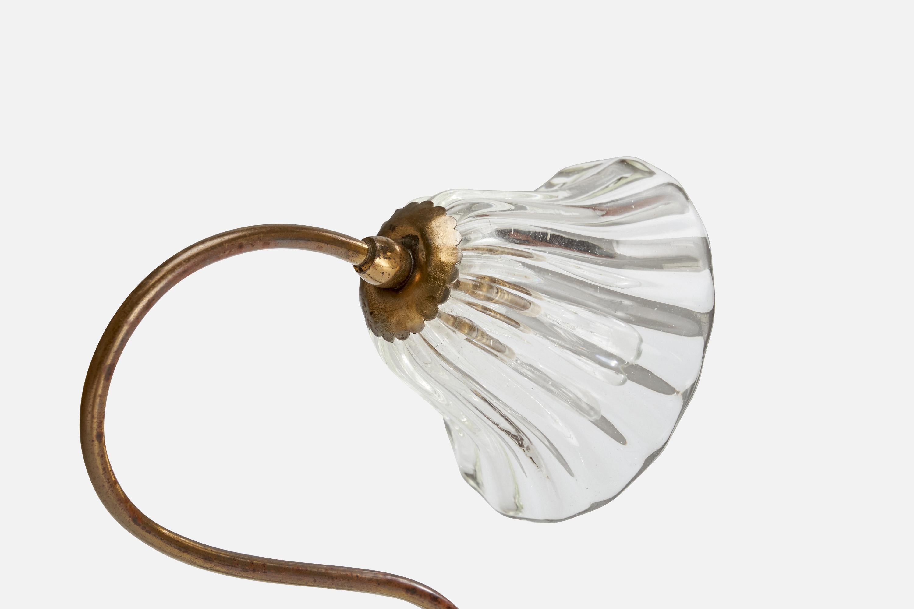 Lampada da tavolo di design italiano, ottone, vetro, Italia, anni '40 In condizioni buone a High Point, NC