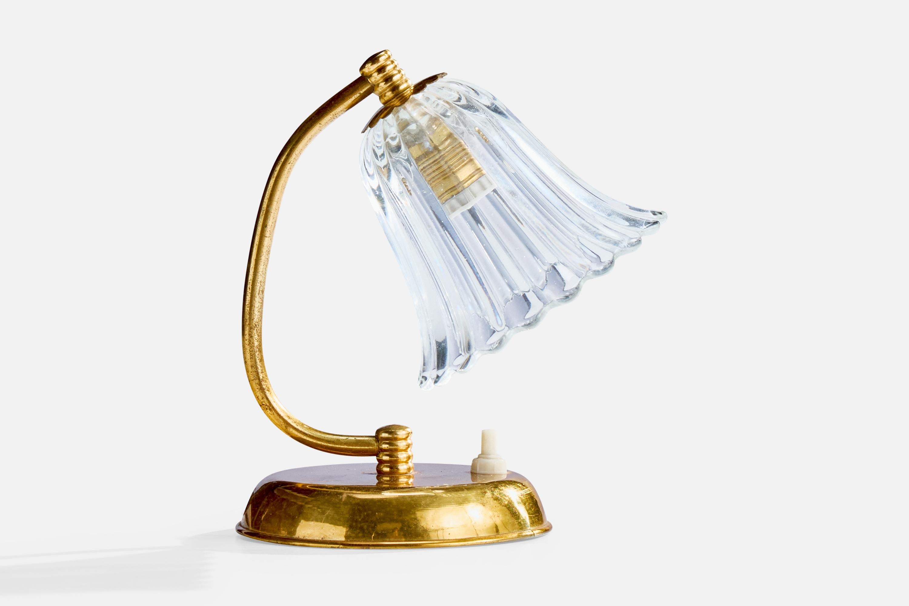 A brass and Murano glass table lamp designed and produced in Italy, c. 1950s.

Dimensions of Lamp (inches): 7.0