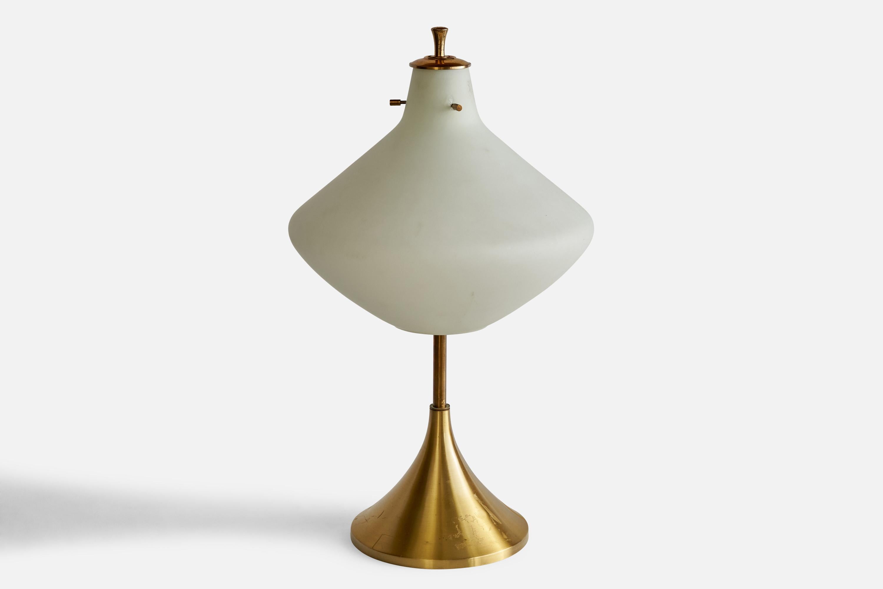 Mid-Century Modern Créateur italien, lampe de bureau, laiton, verre, Italie, années 1950 en vente