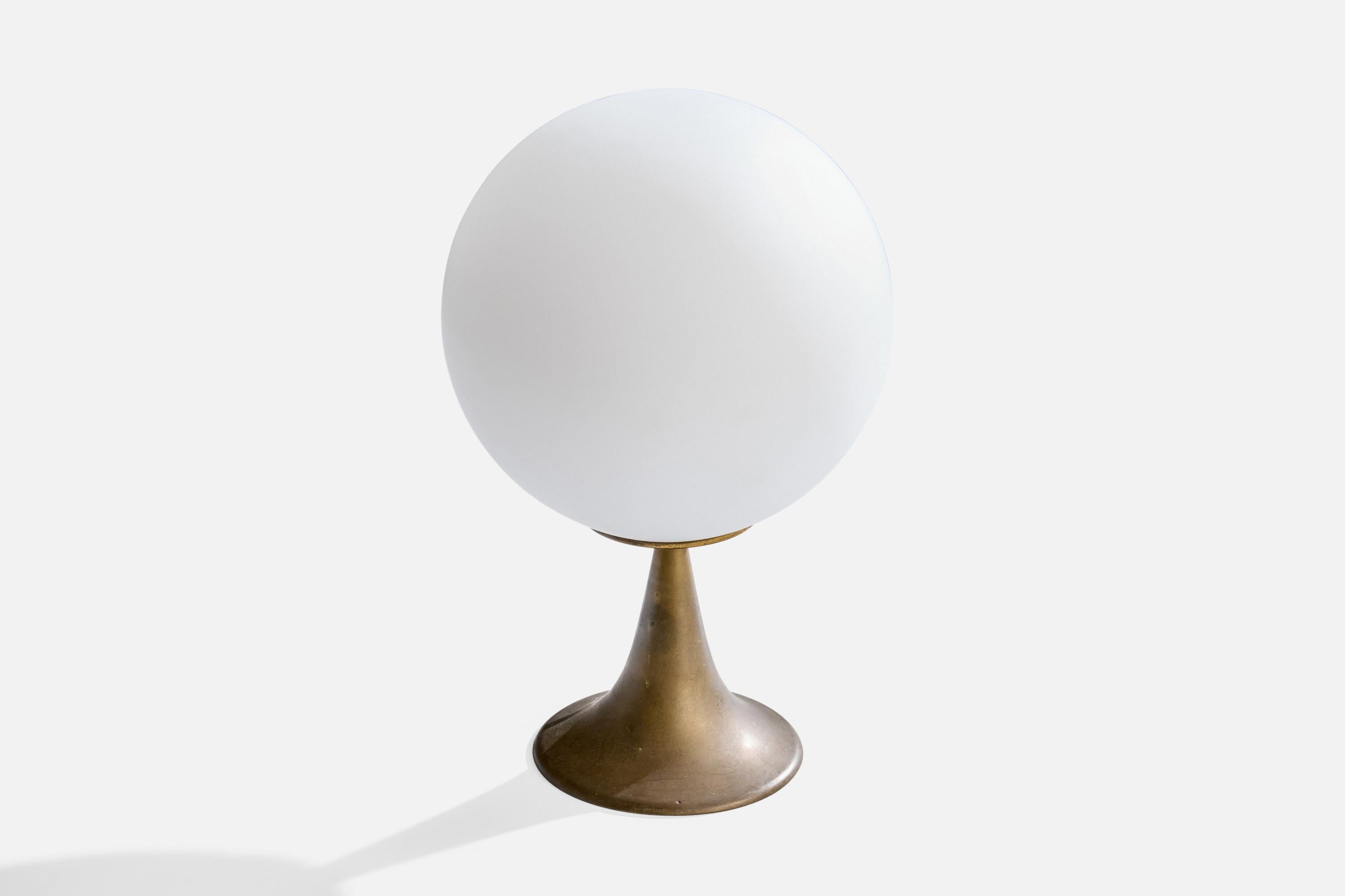 Mid-Century Modern Créateur italien, lampe de bureau, laiton, verre, Italie, années 1960 en vente