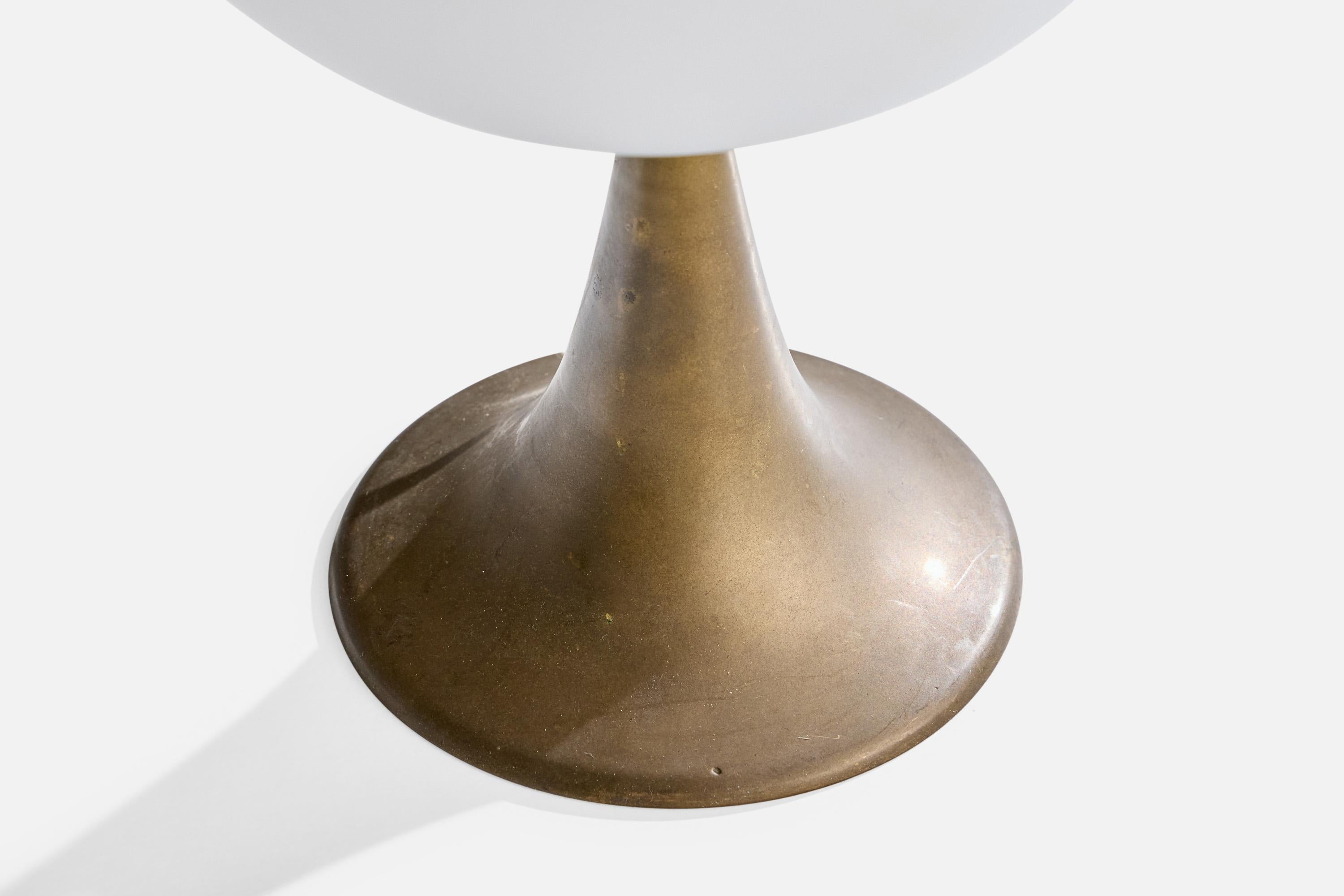 Milieu du XXe siècle Créateur italien, lampe de bureau, laiton, verre, Italie, années 1960 en vente