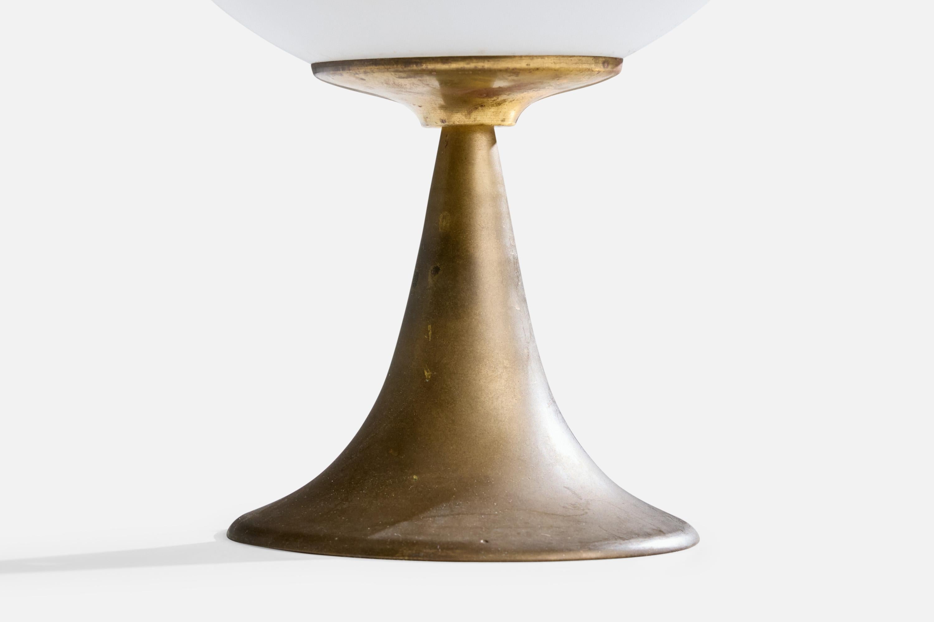 Laiton Créateur italien, lampe de bureau, laiton, verre, Italie, années 1960 en vente