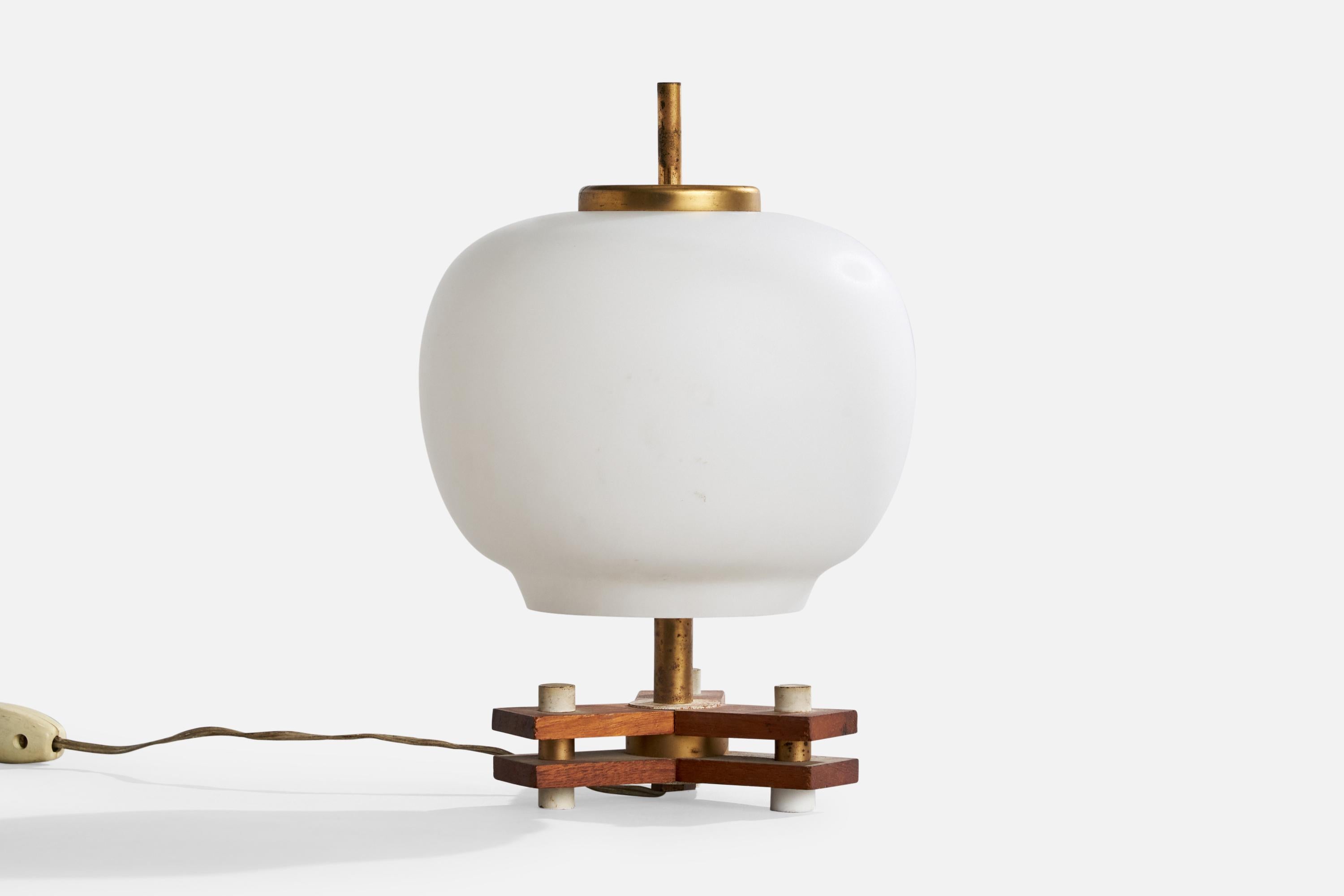 Lampada da tavolo in ottone, teak e vetro opalino bianco progettata e prodotta in Italia, anni '50 circa.

Dimensioni della lampada con paralume (pollici): 9,25