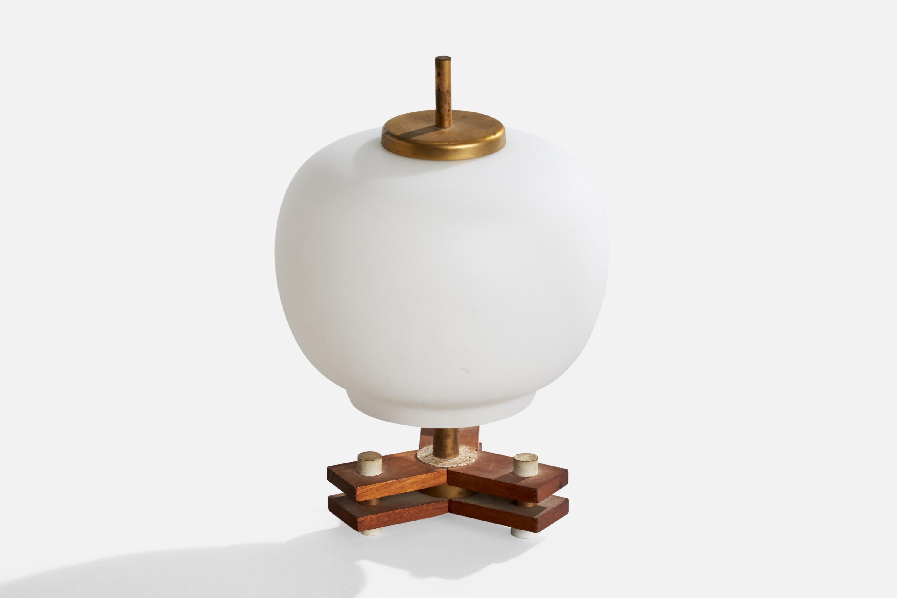 Scandinavo moderno Lampada da tavolo di design italiano, ottone, vetro, teak, Italia, anni '50 in vendita